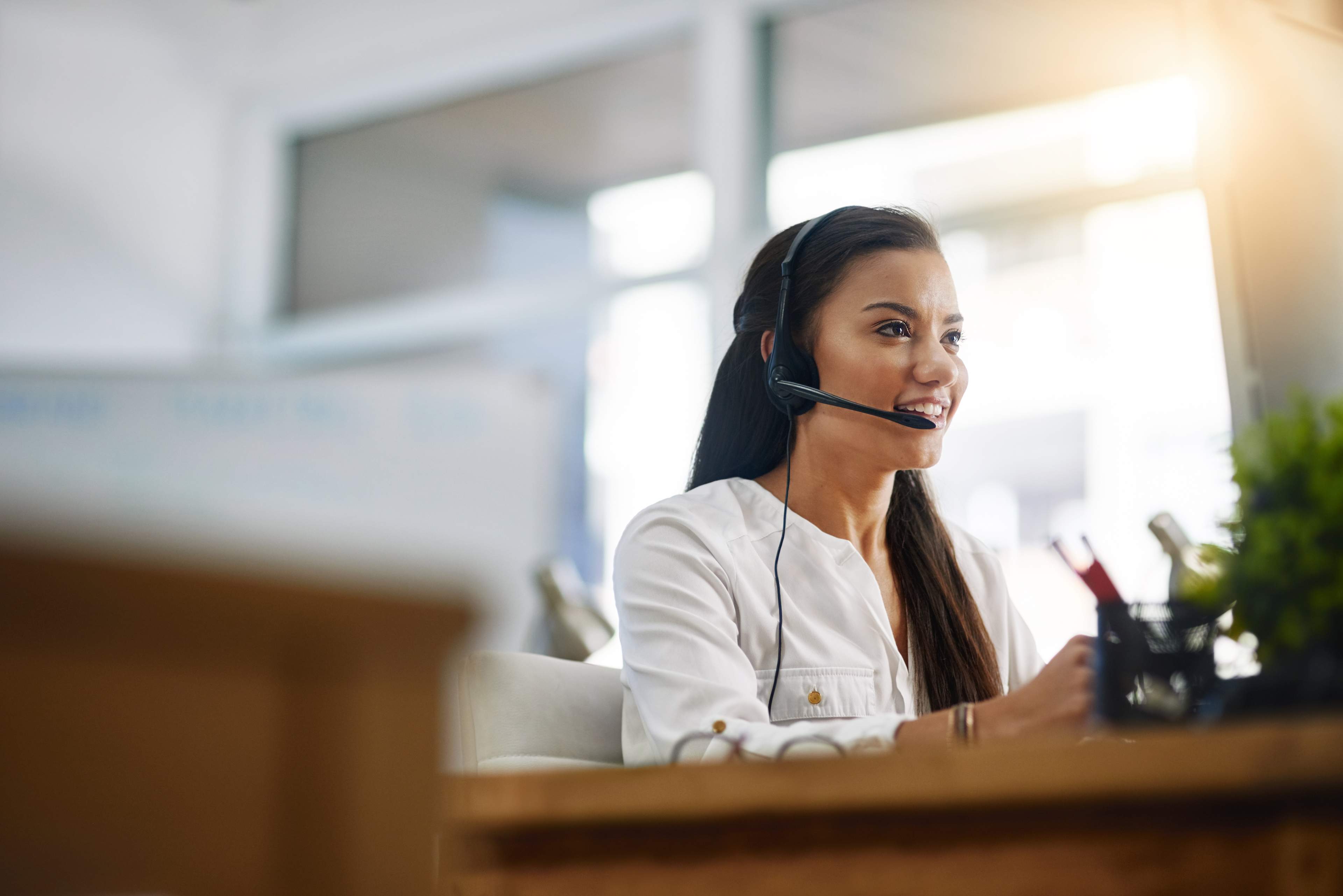 Смартер колл центр. Девушка брюнетка в Кол центре. Customers Power. Фильм долг службы в наушниках кофе