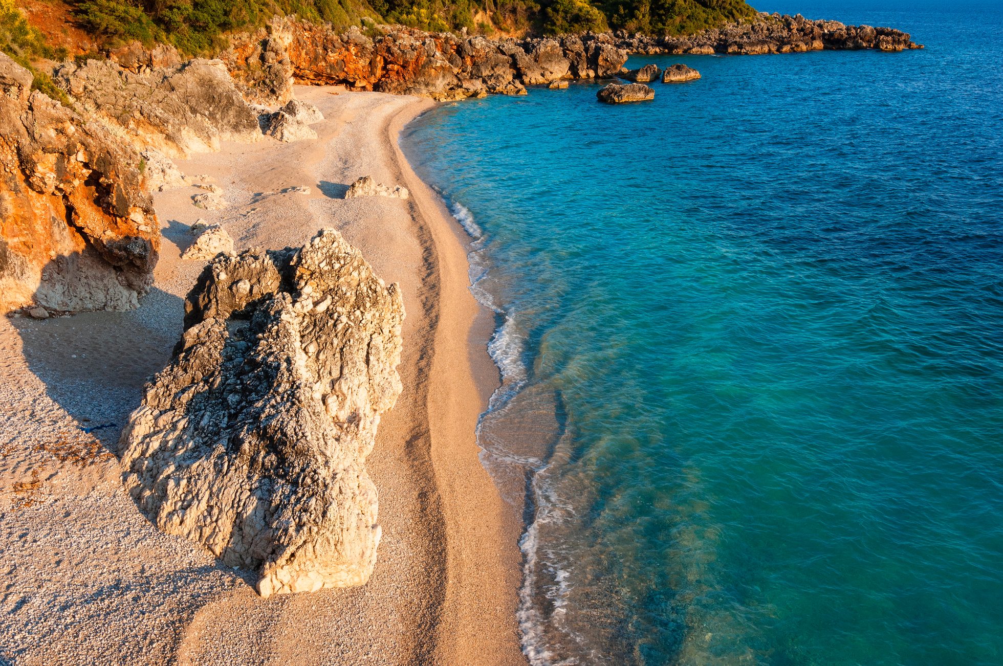 Plaża w Dhermi, Albania. Piasek, morze, góry. Spokój i uroda natury.