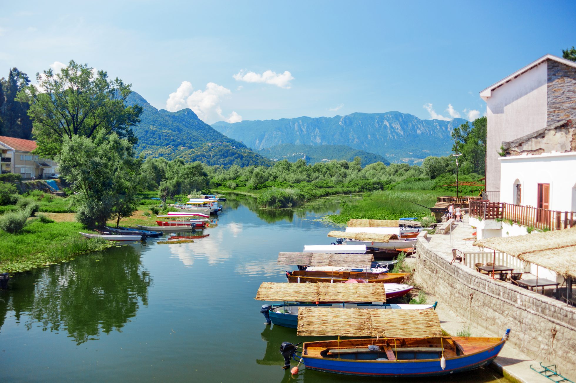 Jezioro Skadar otoczone górami w Albanii.