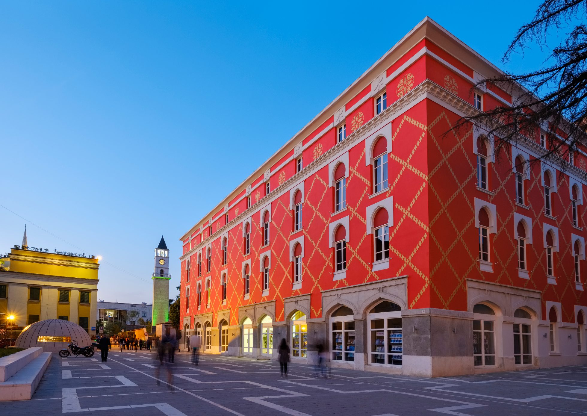 Wieża obserwacyjna i Ministerstwo Rozwoju Miejskiego i Turystyki, Centrum Miasta, Tirana, Albania
