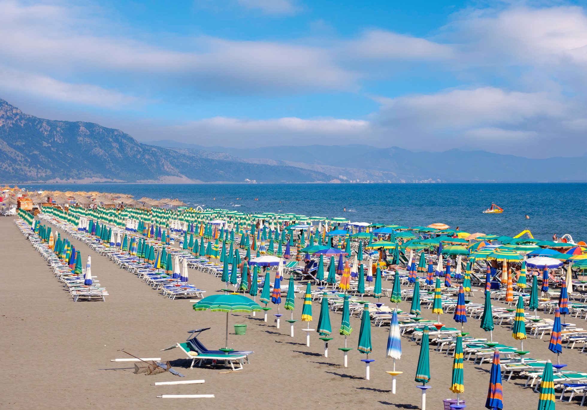 Plaża Velipoja w Albanii z widokiem na morze i piasek.