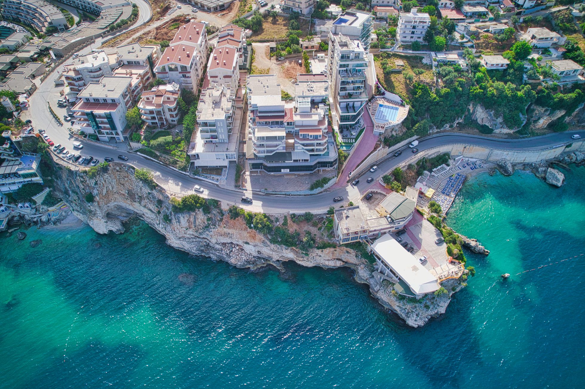 Plaża w Vlorze, Albania. Błękitne morze, piasek i góry w tle.