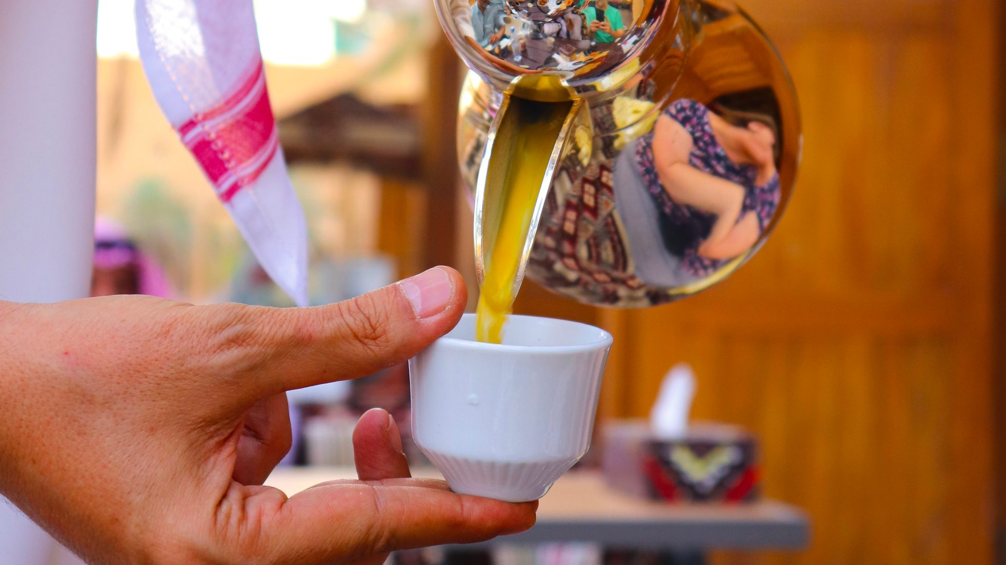 Tradycyjne nalewanie kawy w Arabii Saudyjskiej