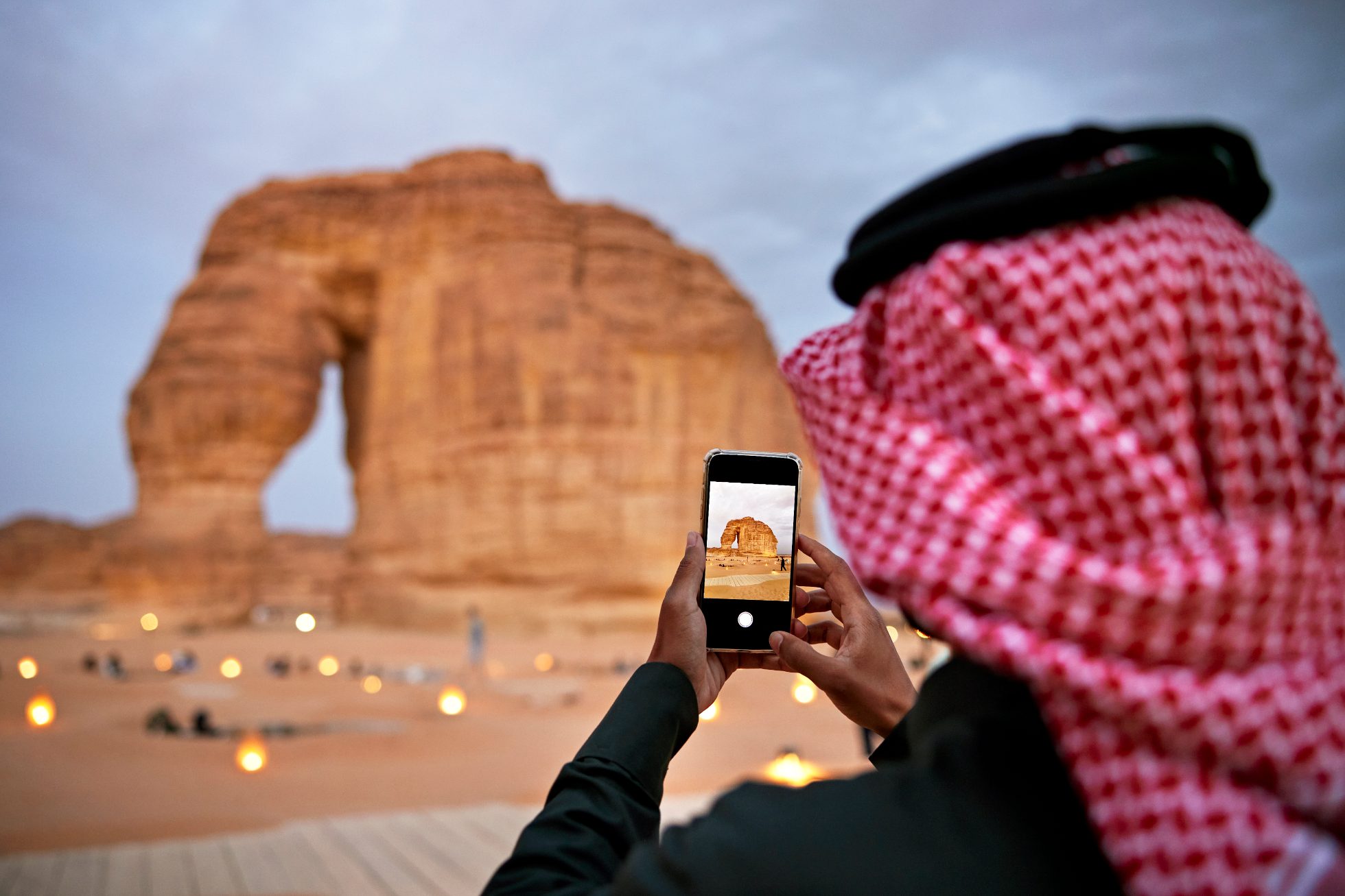 Mężczyzna robi zdjęcie Arabskim krajobrazom