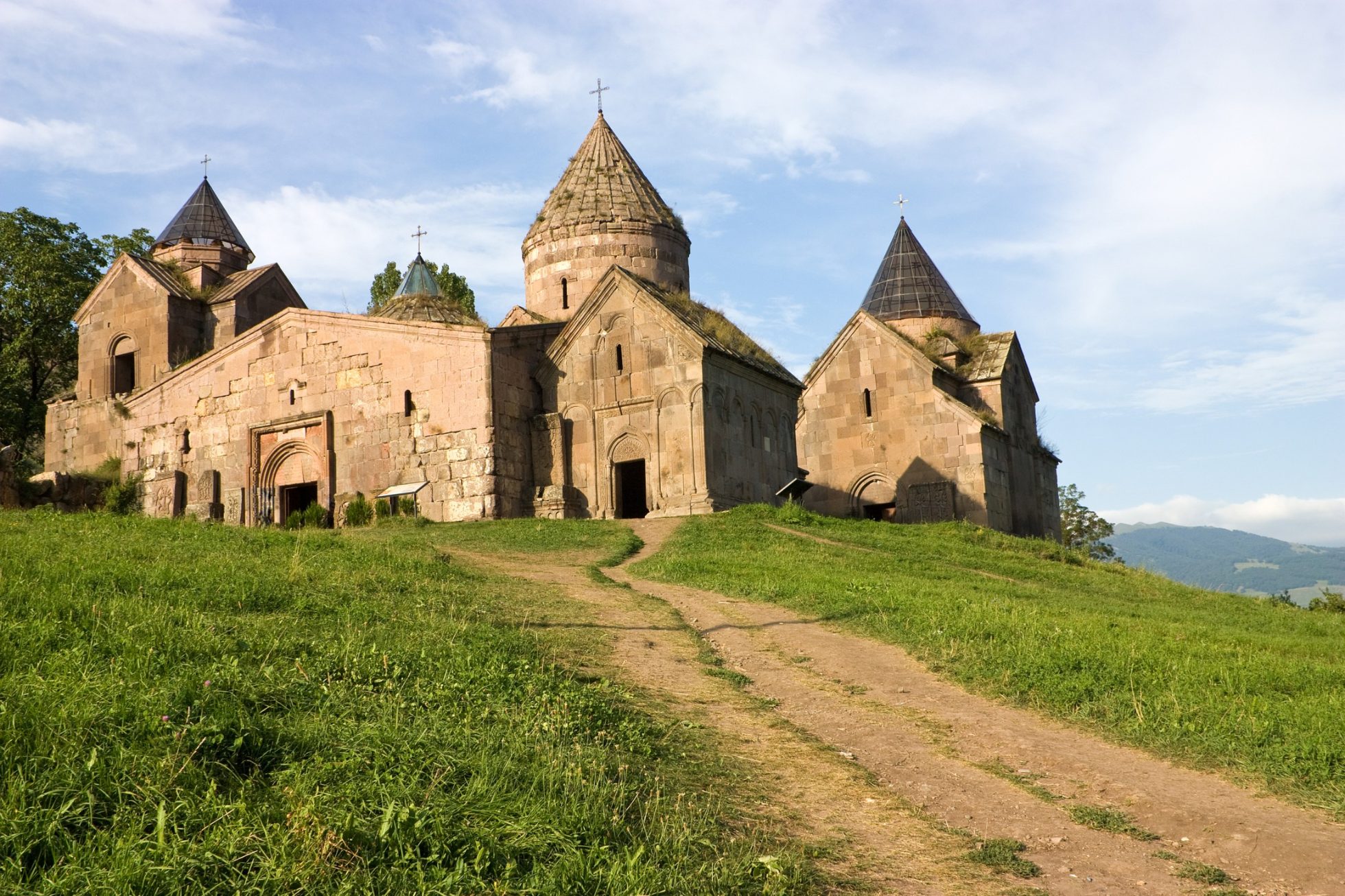 Vista del castillo histórico en la colina en Armenia