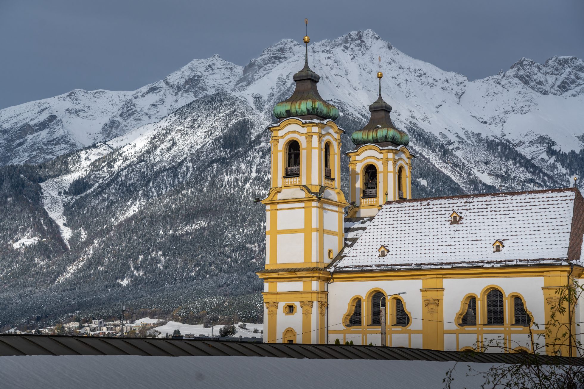 Bazylika Wilten w Innsbrucku. Architektura sakralna z charakterystyczną kopułą i wieżą.