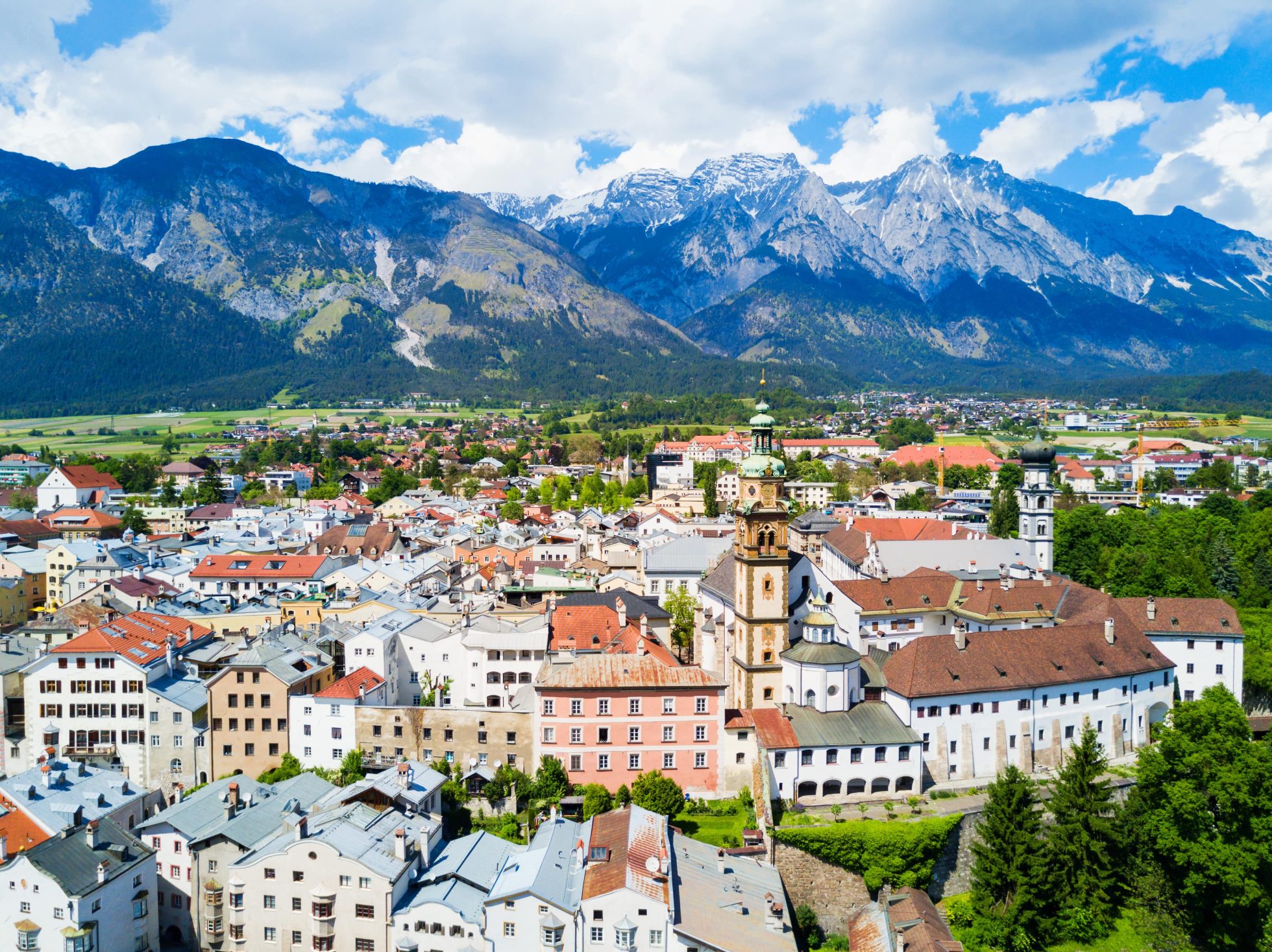Innsbruck: Góry w tle, domki w dolinie.