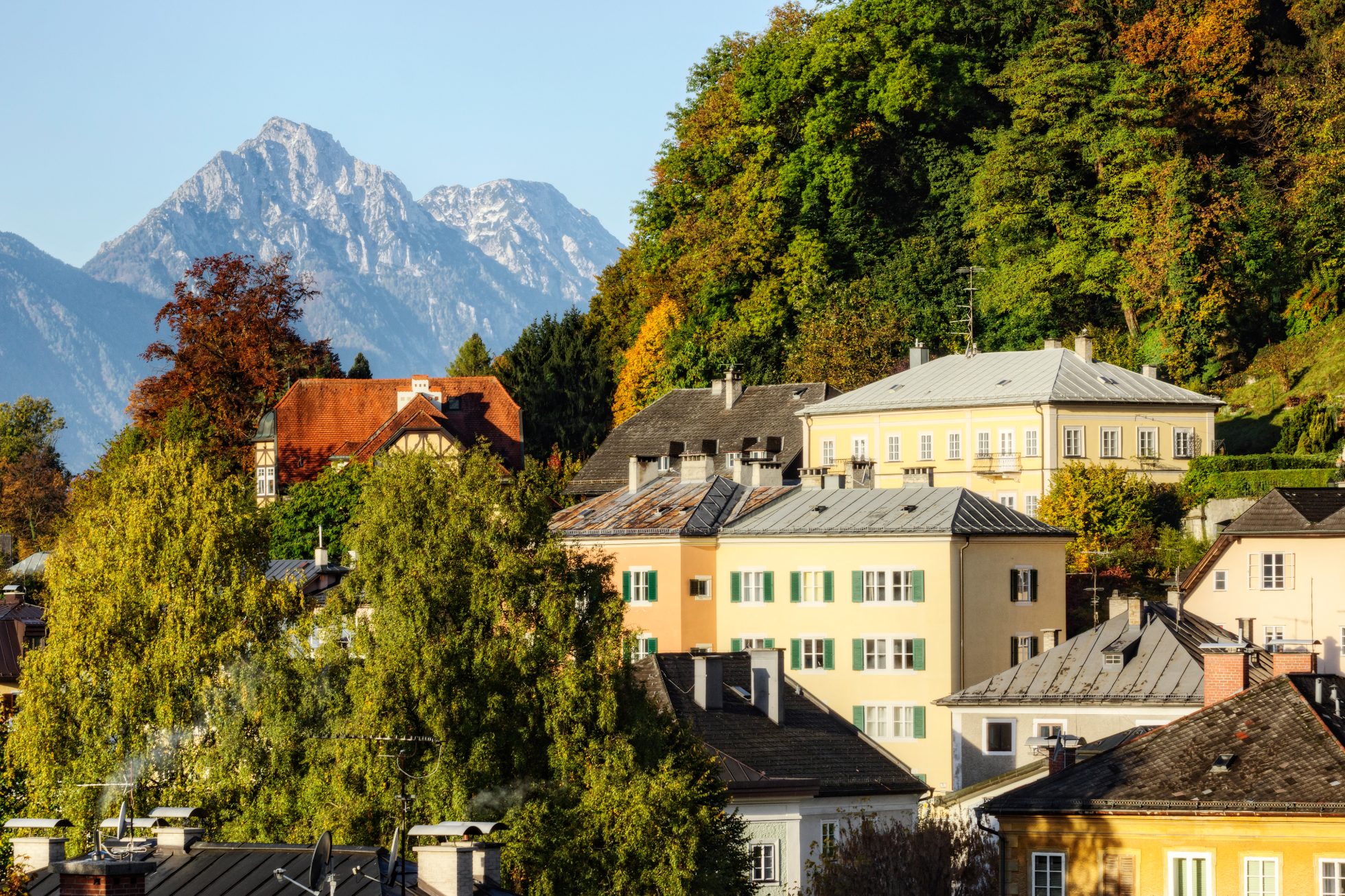 Górzysty krajobraz Karintii w Austrii z jeziorem i lasem w tle.