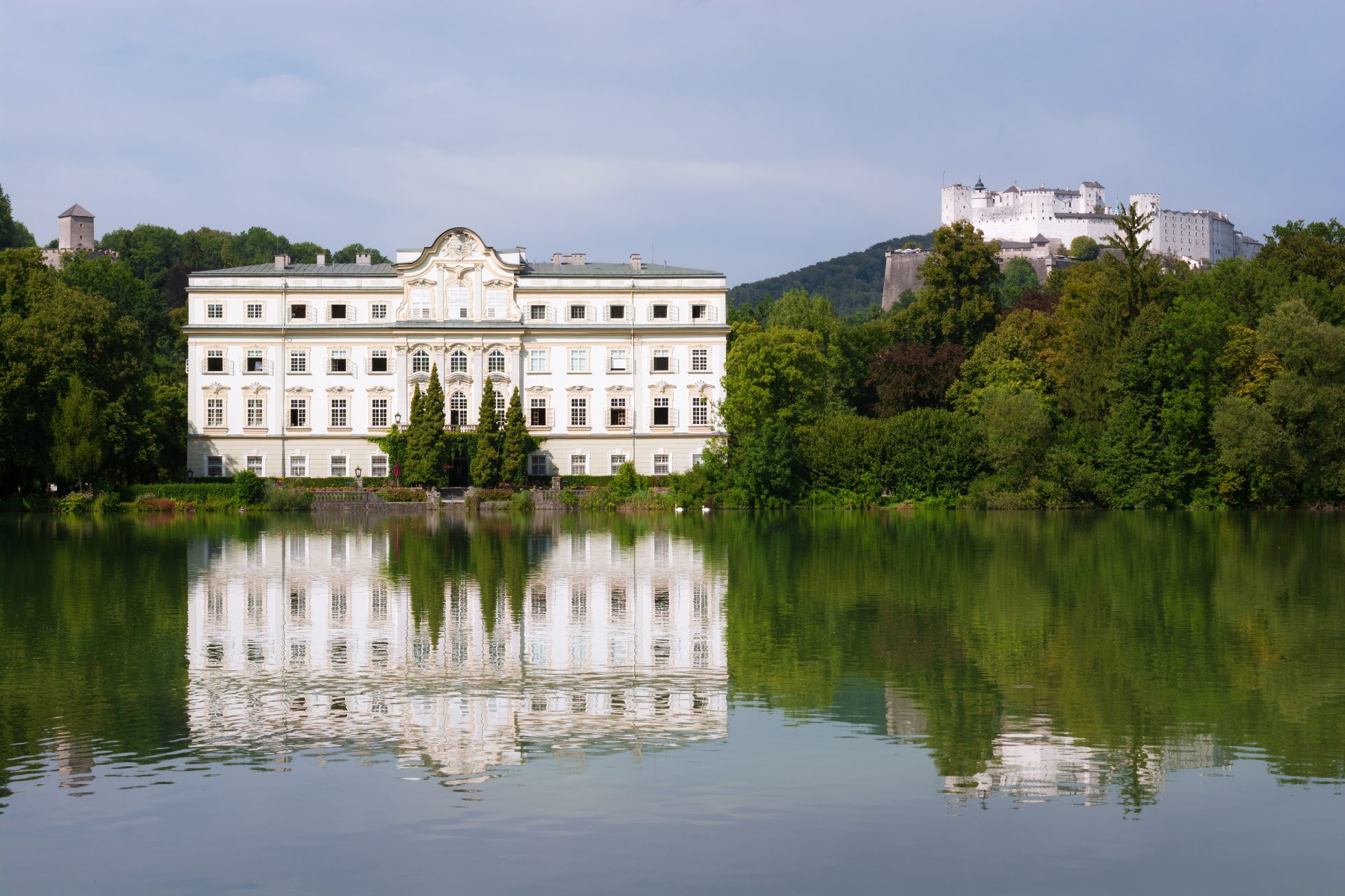 Słynna willa w Salzburgu w Austrii, która została wykorzystana jako dom w filmie Dźwięki muzyki, jesienne filmy