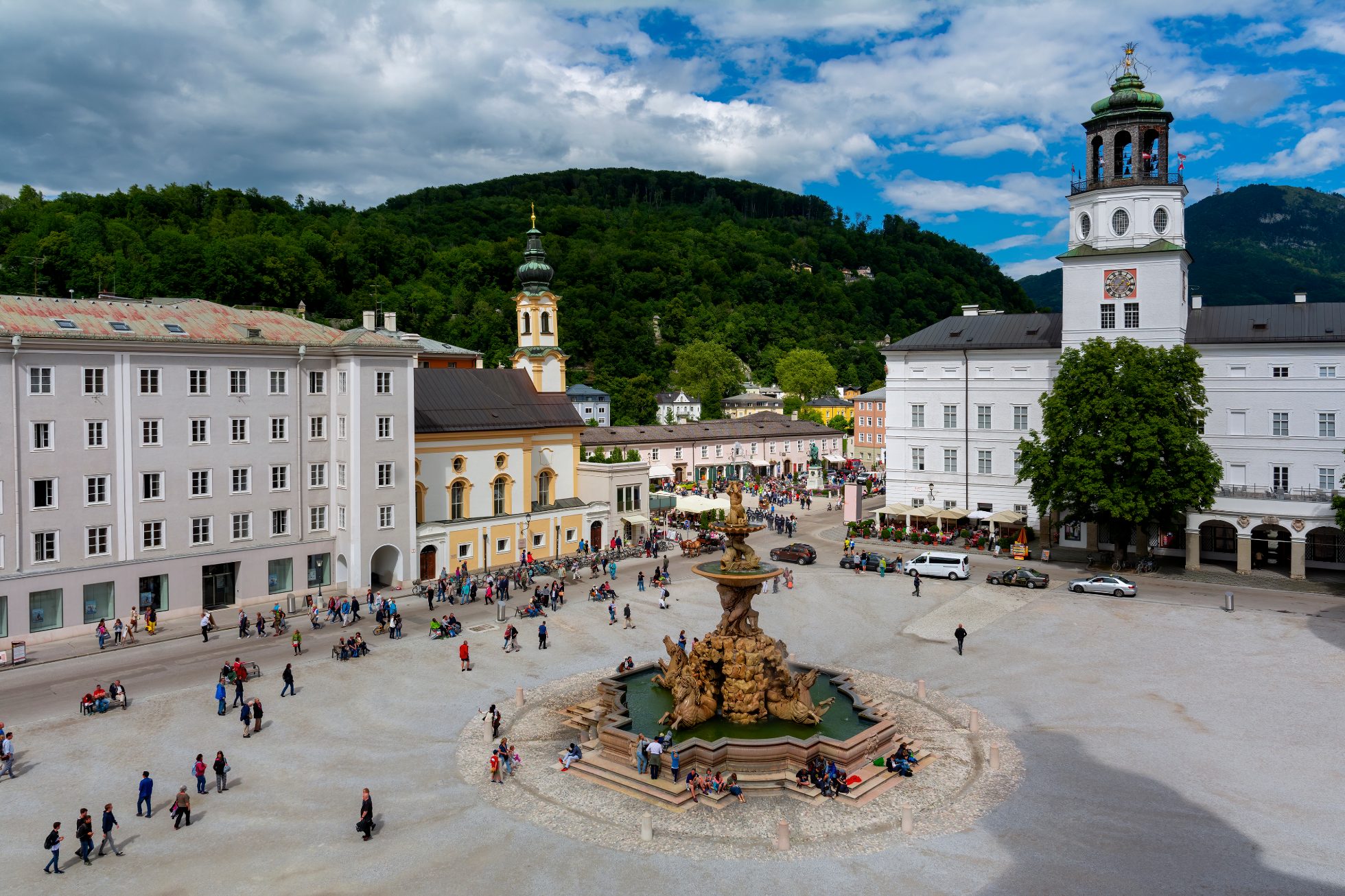 Plac Residenzplatz z fontanną Residenz na Starym Mieście w Salzburgu, Austria, widok z góry, jesienne filmy