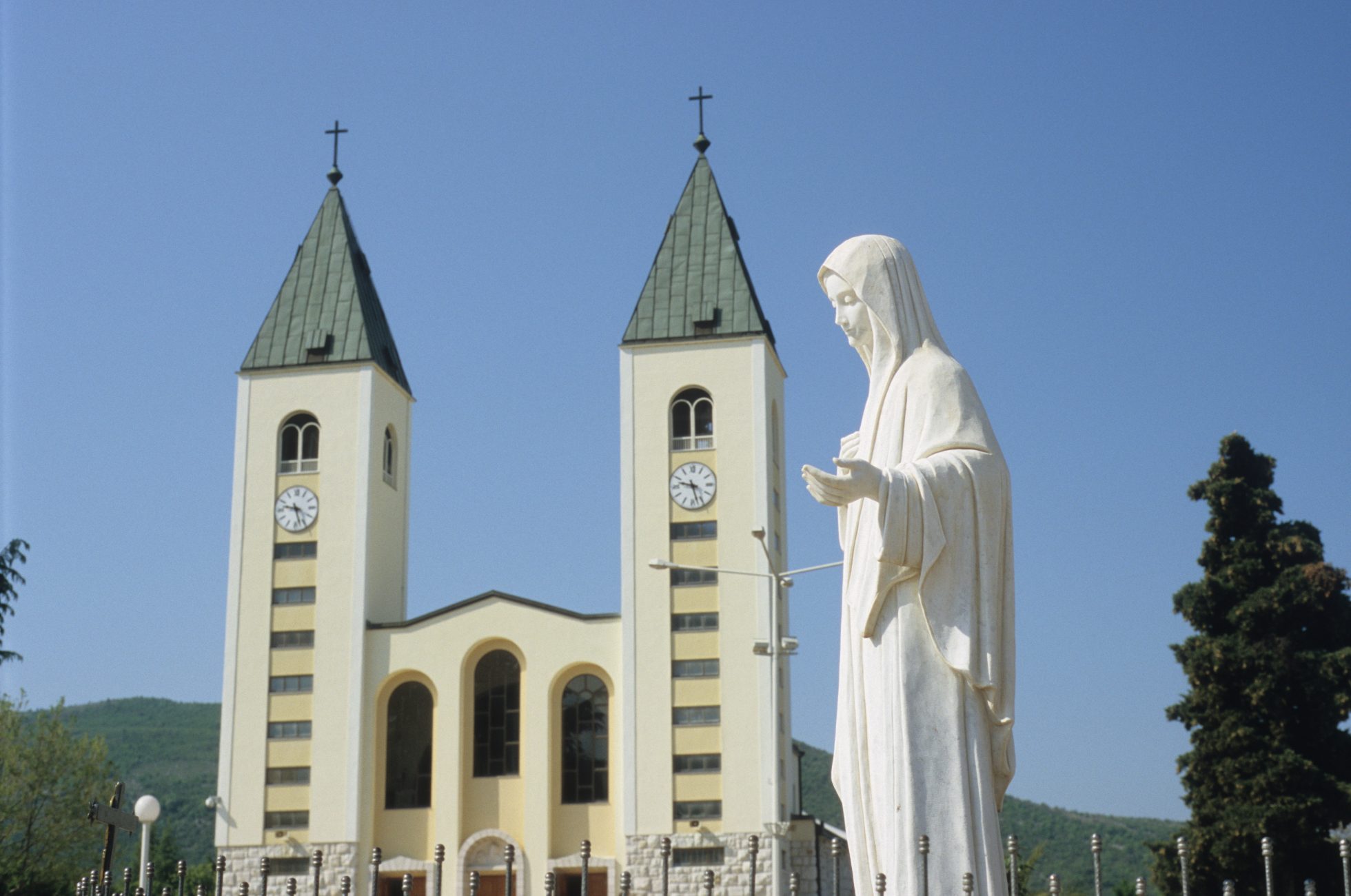 Statua Madonny przed kościołem św. Jakuba, miejsce pielgrzymkowe, objawienia Matki Boskiej z 1981 roku.