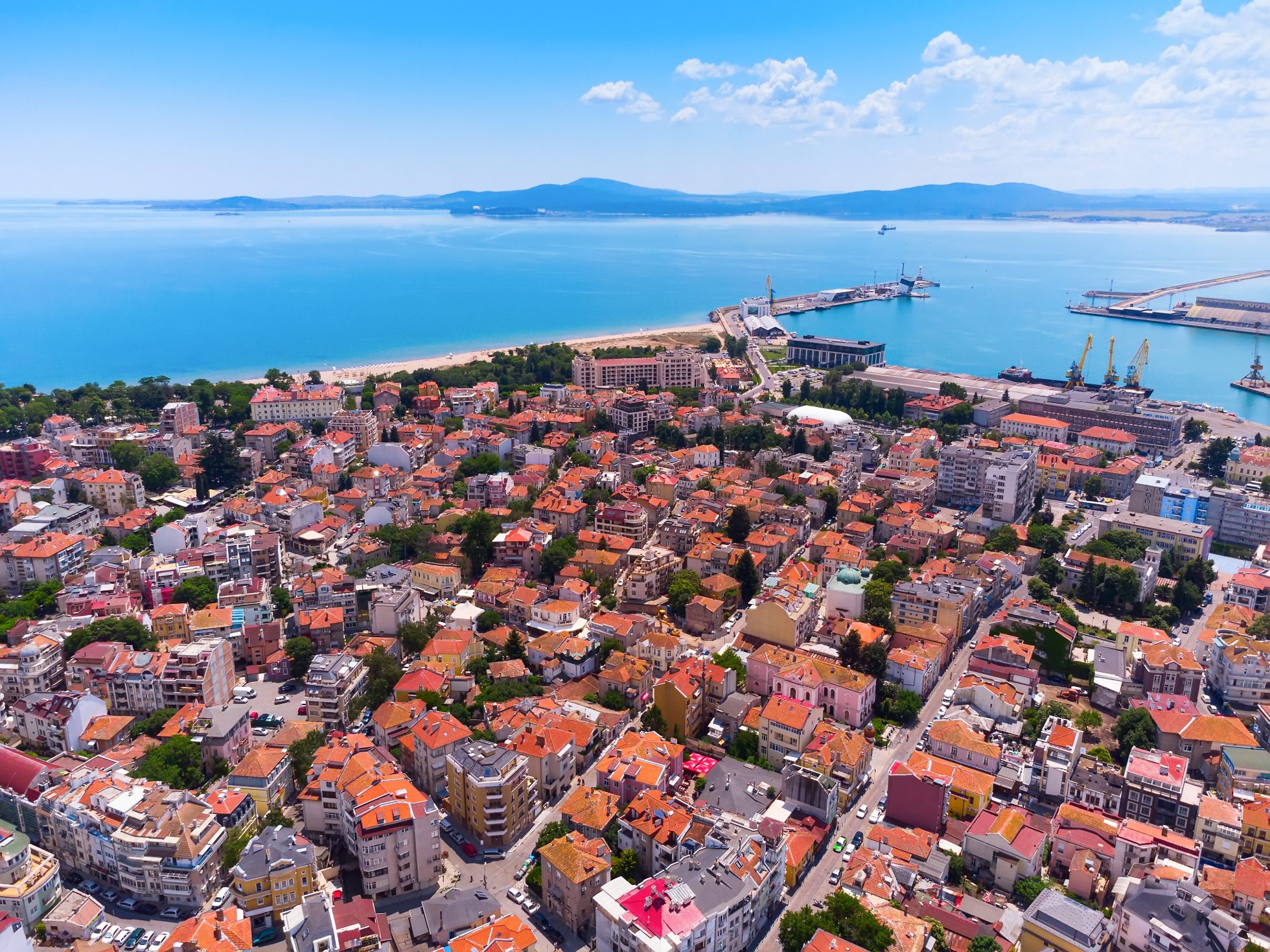 Widok z lotu ptaka na miasto Burgas, widok na zatokę Burgas i port morski w Burgasie, Bułgaria.