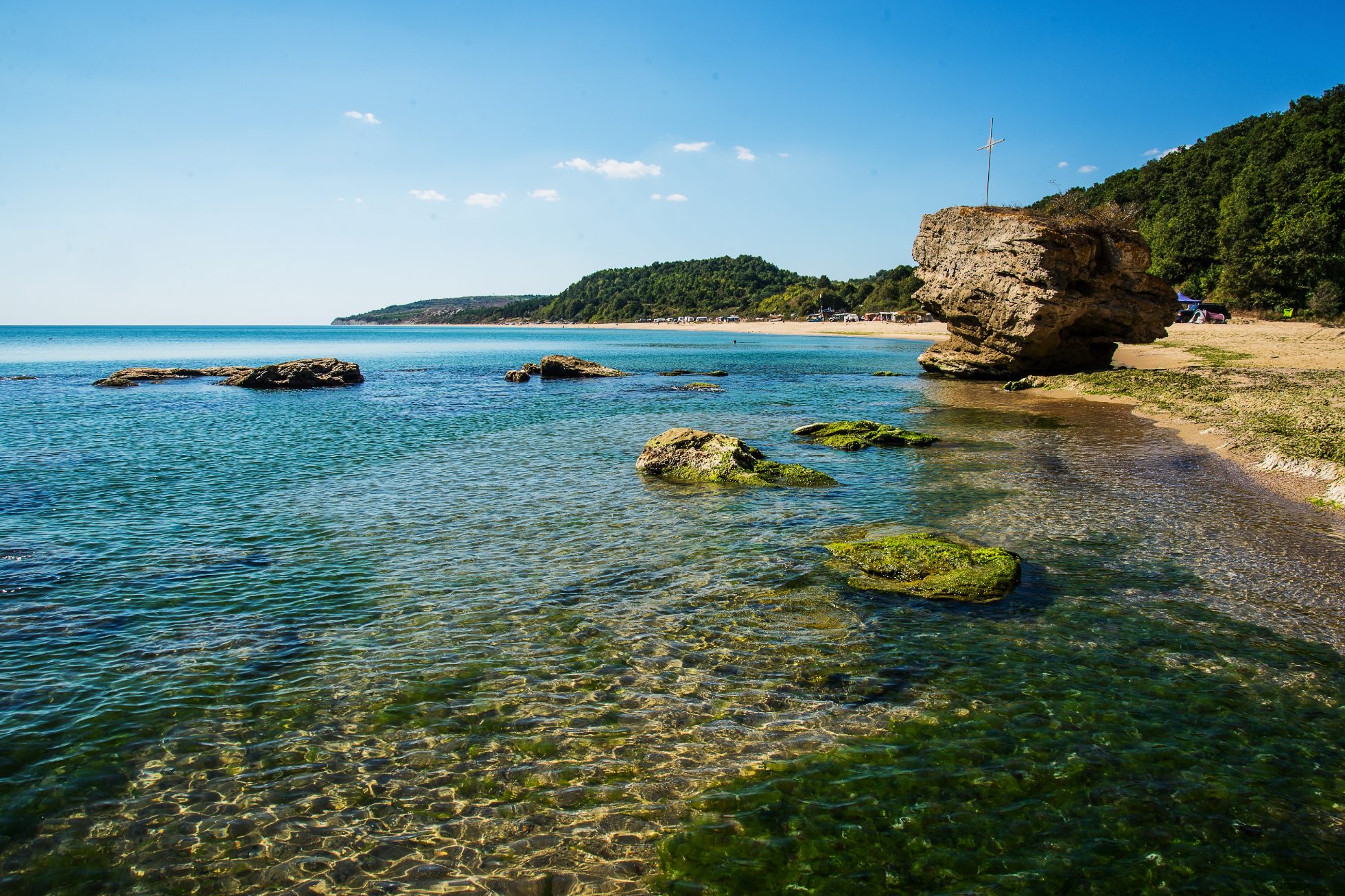 Dzika plaża kara dere w Bułgarii. Widok na zielone wzniesienia, skały i przejrzystą wodę