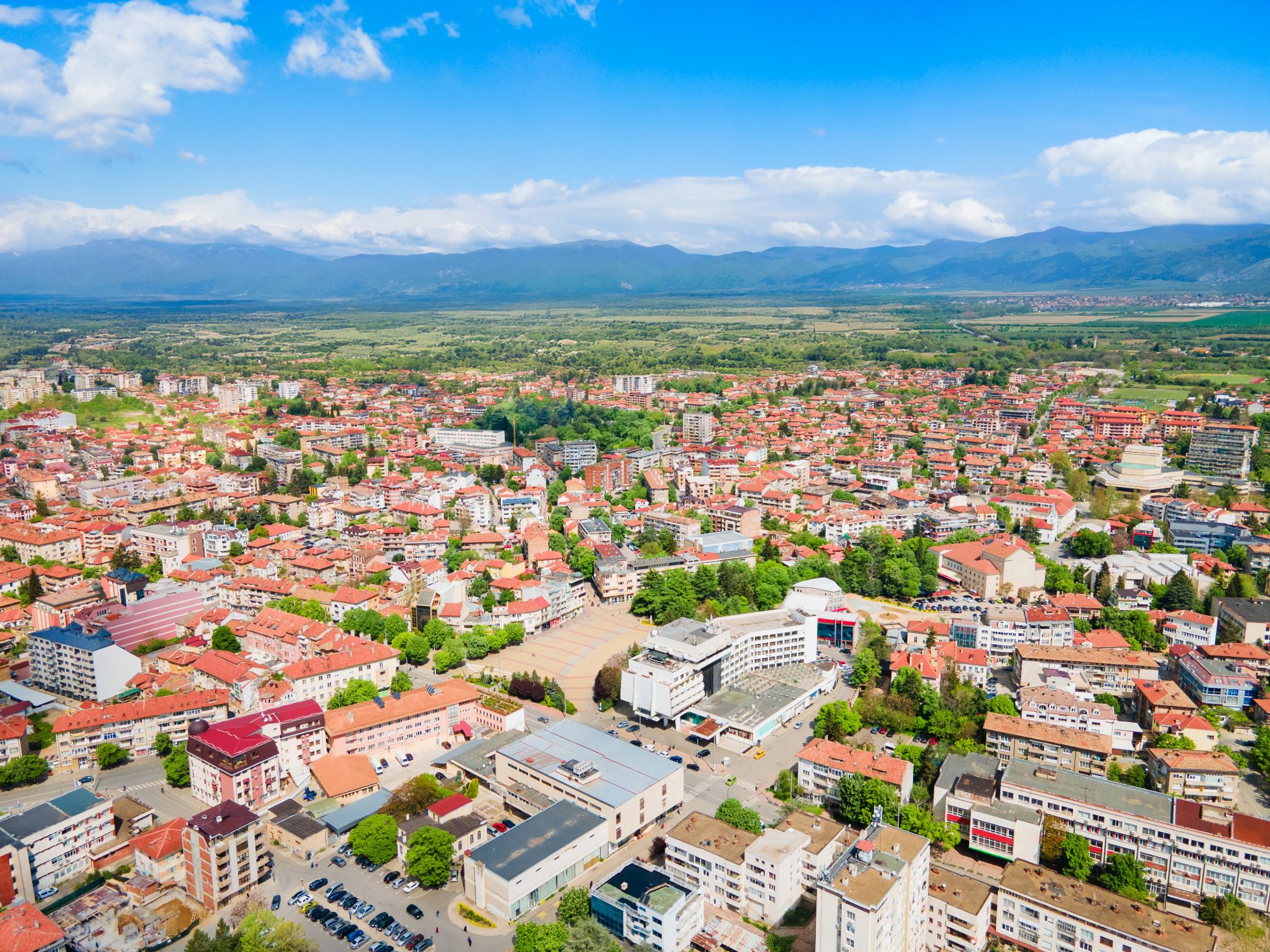 Panoramiczny widok z lotu ptaka na centrum miasta Kazanlak. Kazanlak to miasto w obwodzie Stara Zagora w Bułgarii.