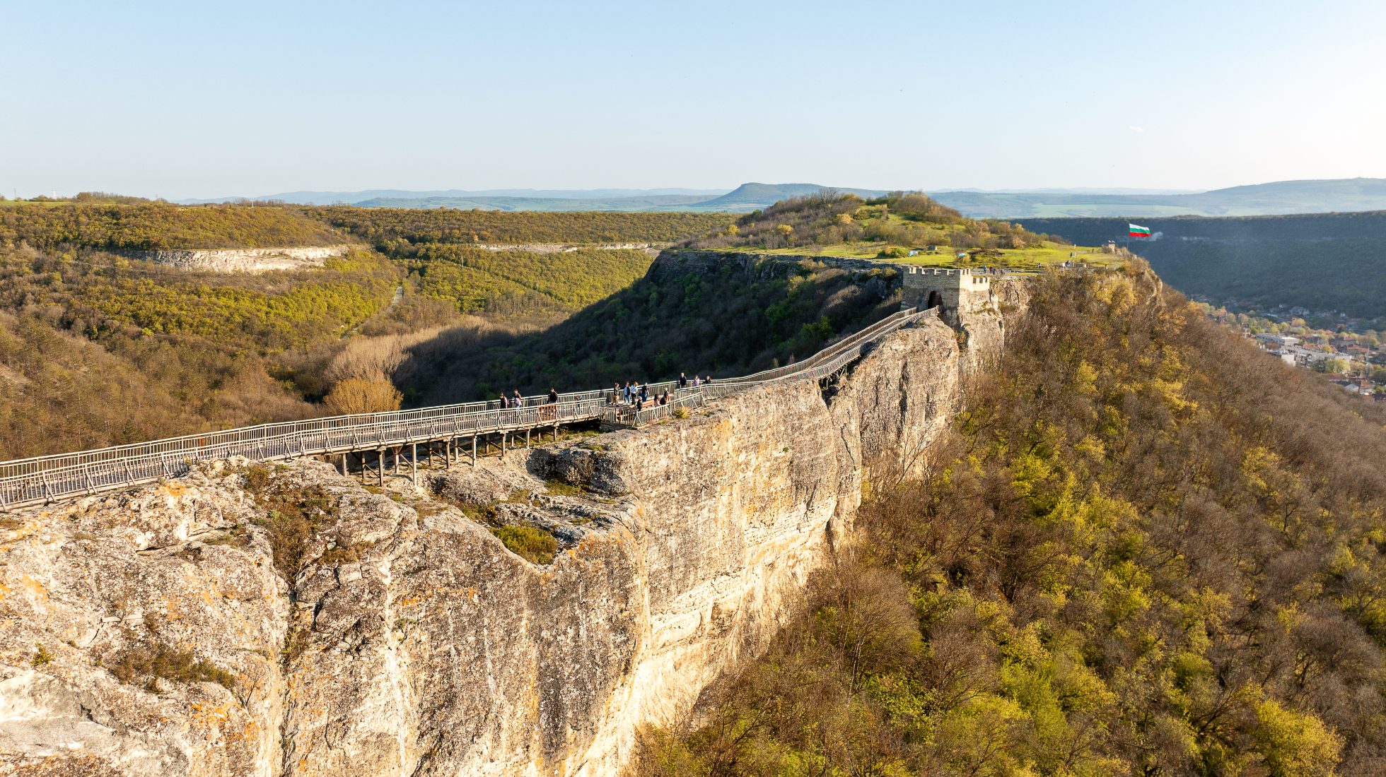 Wiosenna eksploracja z powietrza twierdzy Ovech w Bułgarii. Szczegółowe ujęcie drewnianego mostu na wysokich pionowych klifach w pobliżu Provadii. Połączenie historii i malowniczej przyrody.