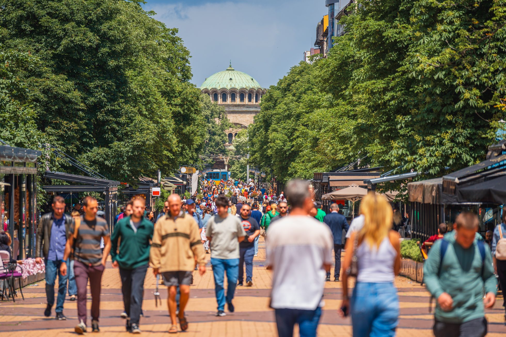 Tłum ludzi idzie bulwarem Witosza w centrum Sofii w Bułgarii
