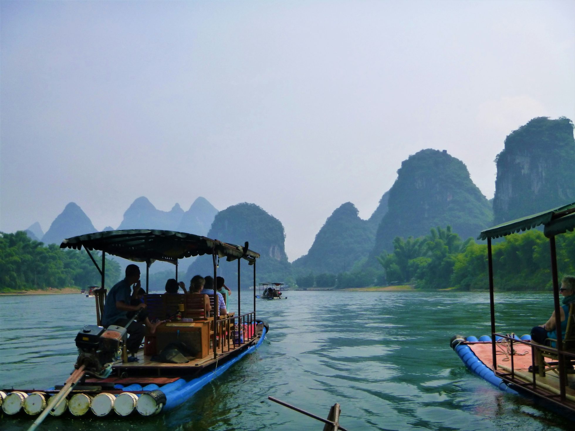 Malownicza rzeka Li w Yangshuo, Chiny. W tle góry i zielona roślinność.