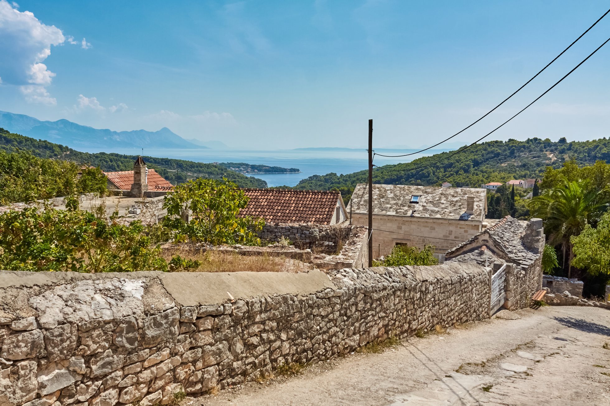 starodawna wioska z kamiennym murem w Chorwacji, wyspa Brac