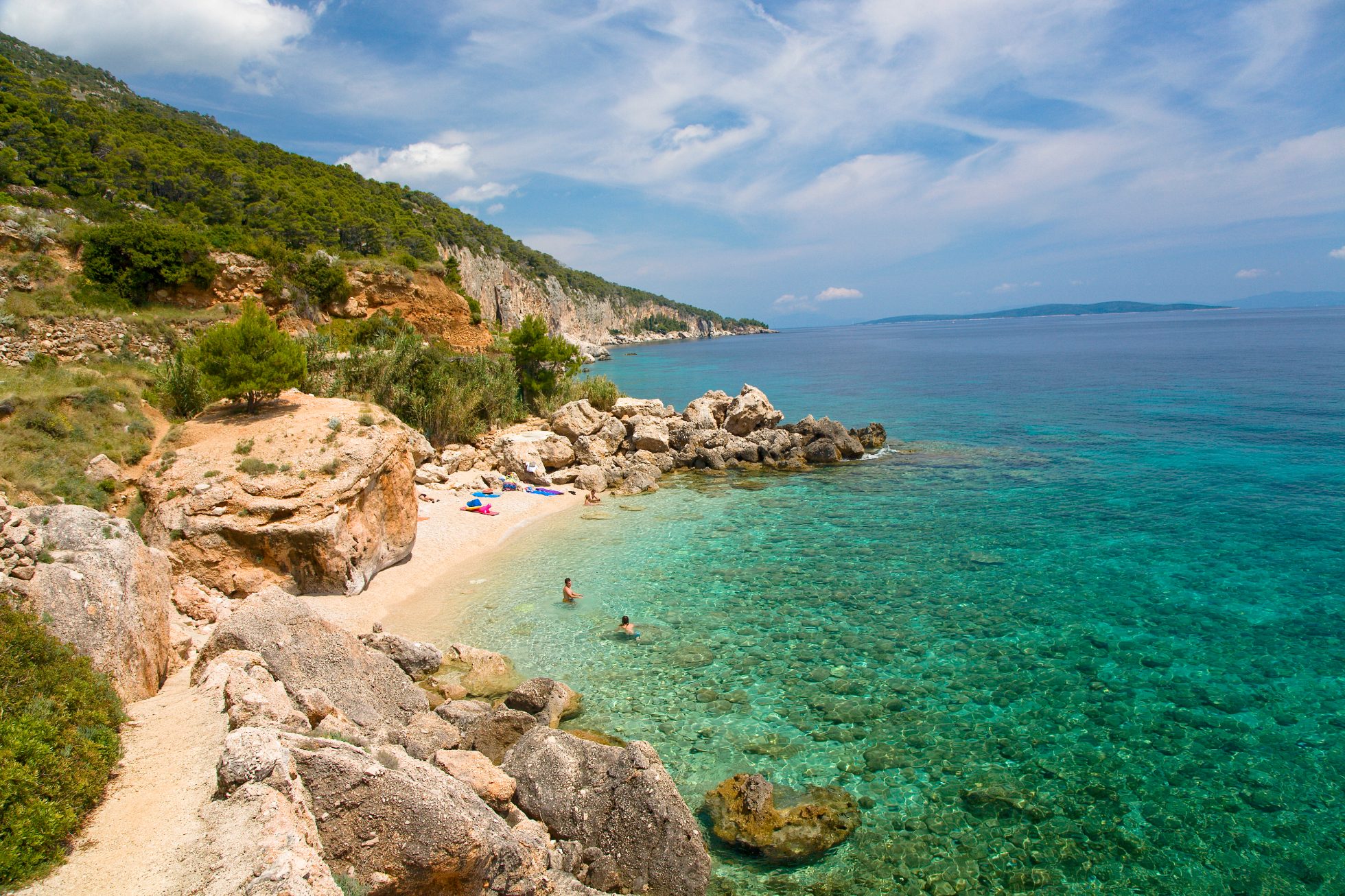 Piękna plaża i błękitna woda, wyspa Hvar
