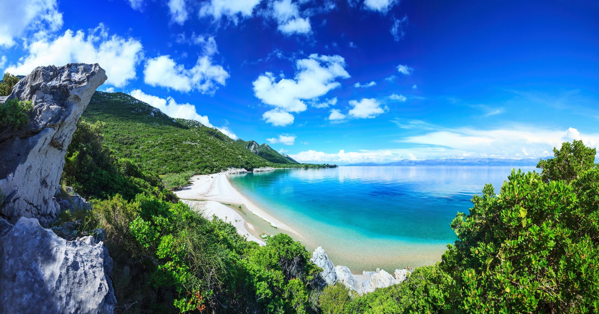 Zielona natura i wybrzeże wyspy Hvar w Chorwacji, wyspa Hvar