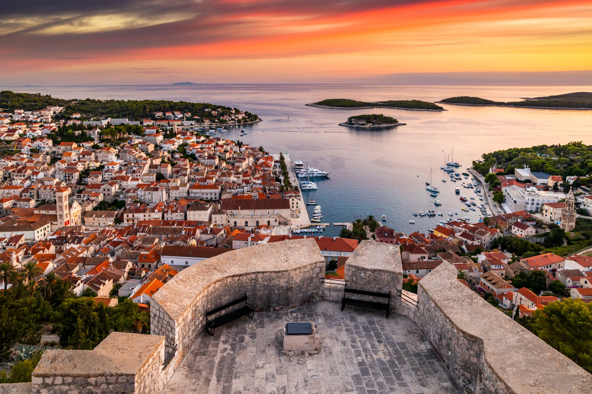 Widok na miasto przy zachodzie słońca z Twierdzy Hvar, wyspa Hvar