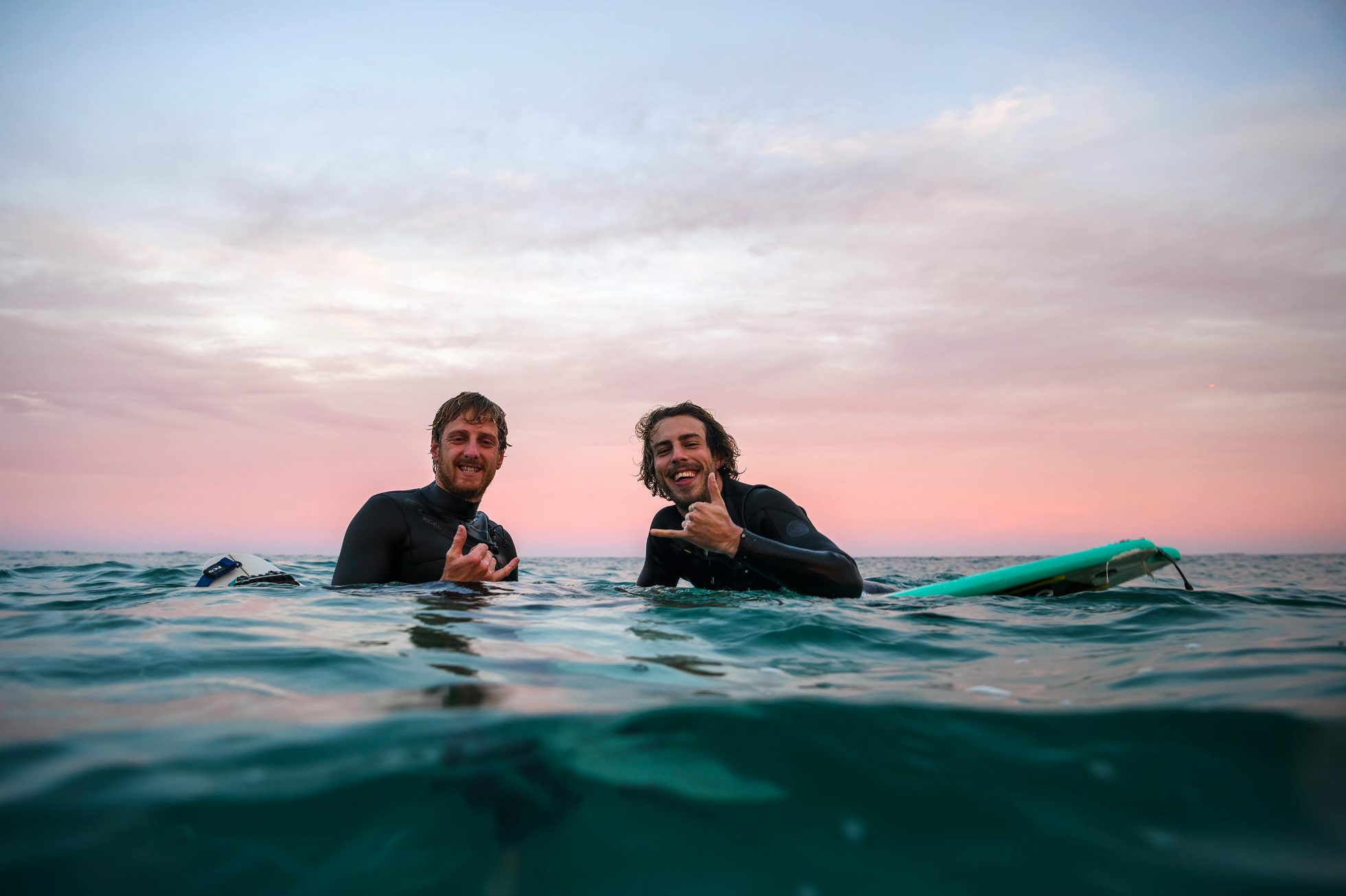 Surferzy na wodzie.