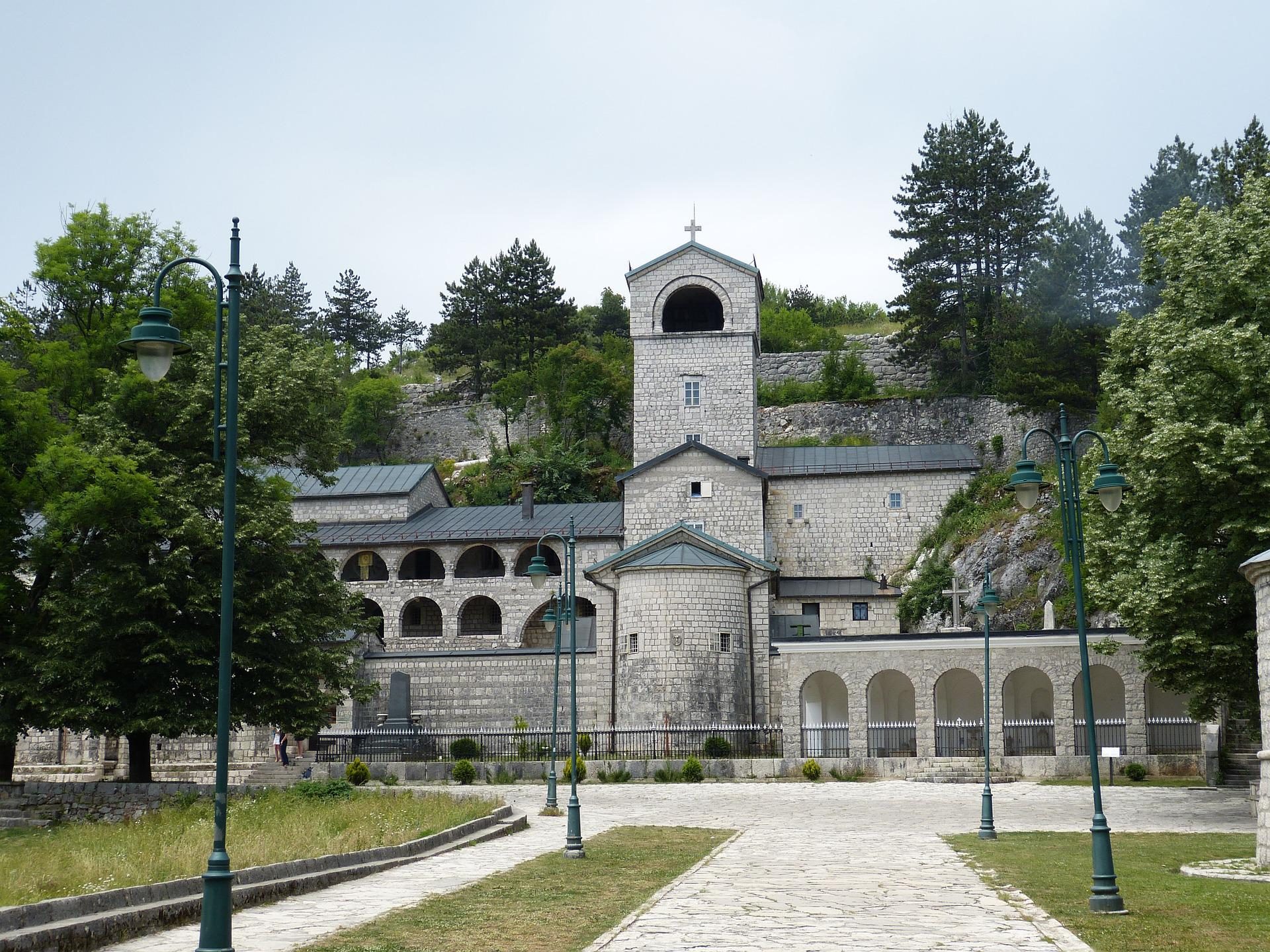monaster w Cetyni, dawnej stolicy Czarnogóry; atrakcje Czarnogóry