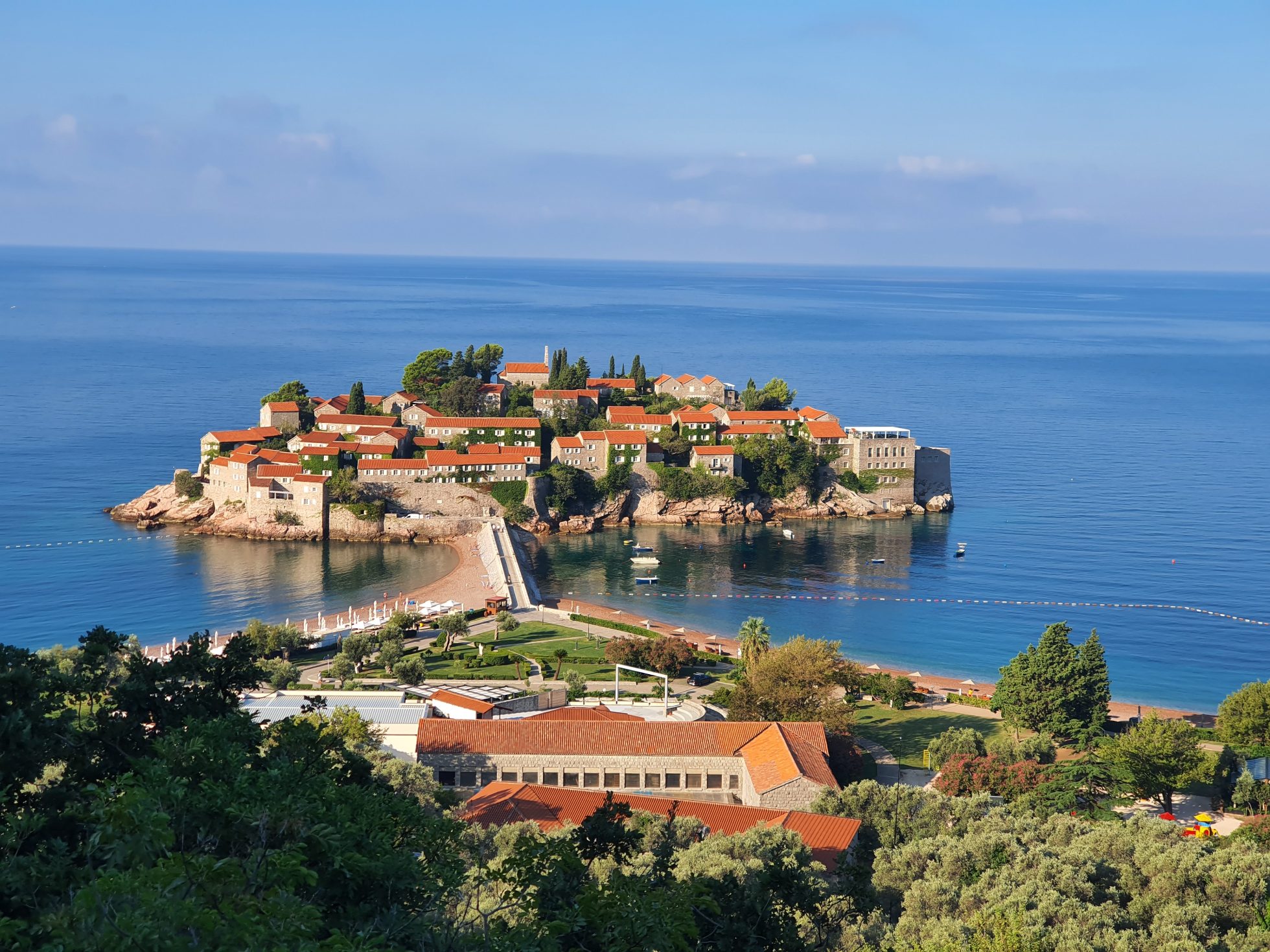 widok na wyspę Sveti Stefan; wakacje w Czarnogórze
