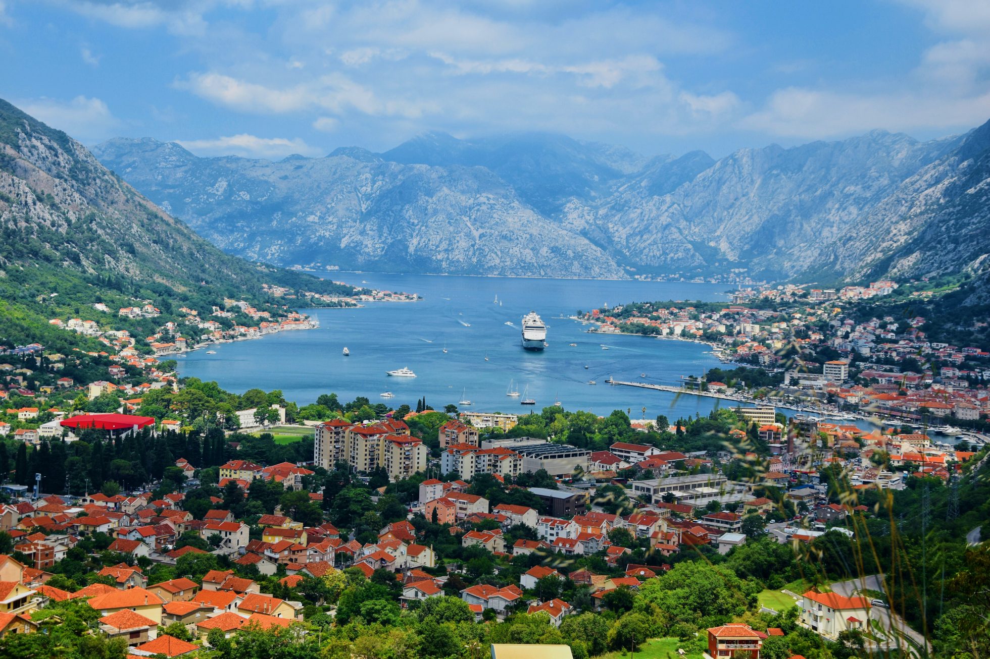 Miasto Kotor położone nad zatoką, w koło wysokie góry , Czarnogóra
