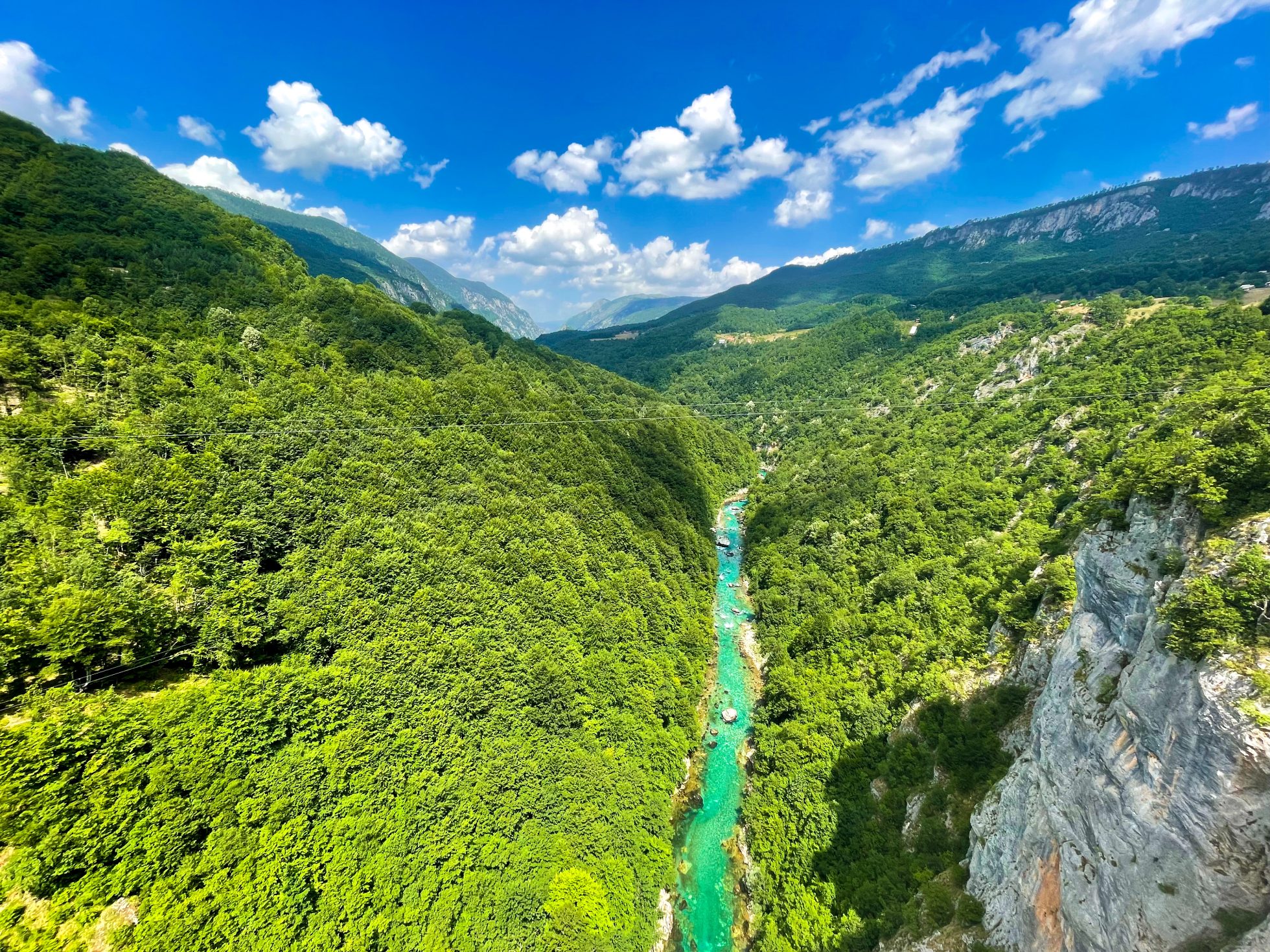 Prenota un volo per il Montenegro e ammira il paesaggio pittoresco!