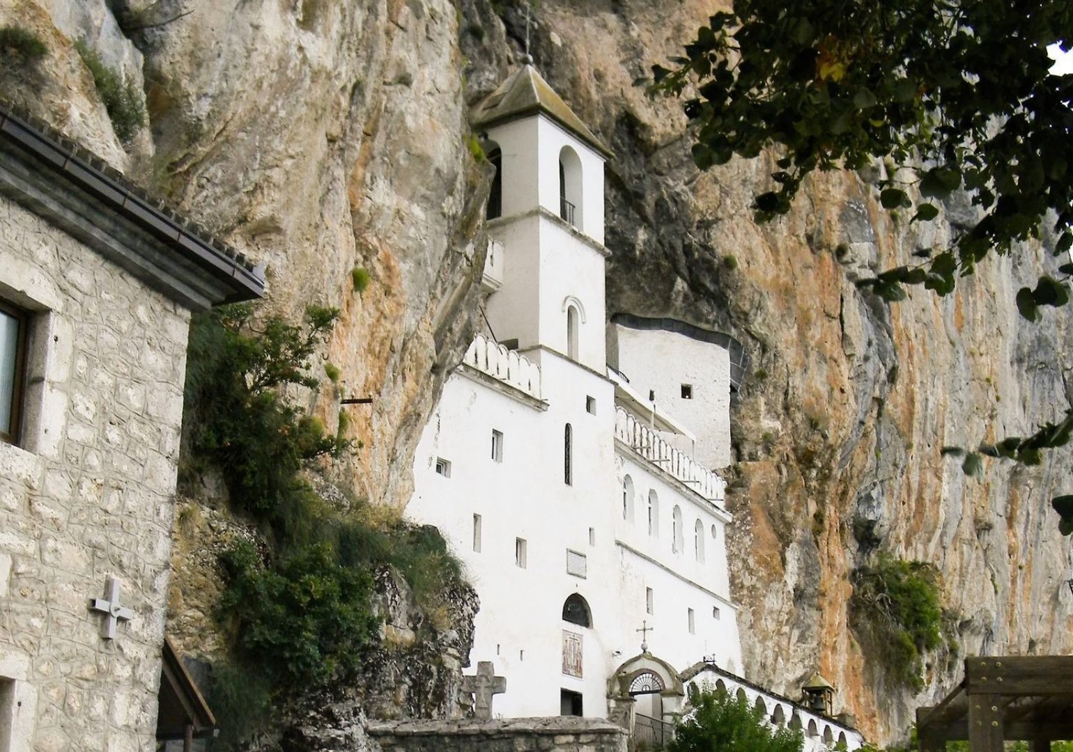 wbudowany w skałę monaster Ostrog w Czarnogórze; atrakcje Czarnogóry