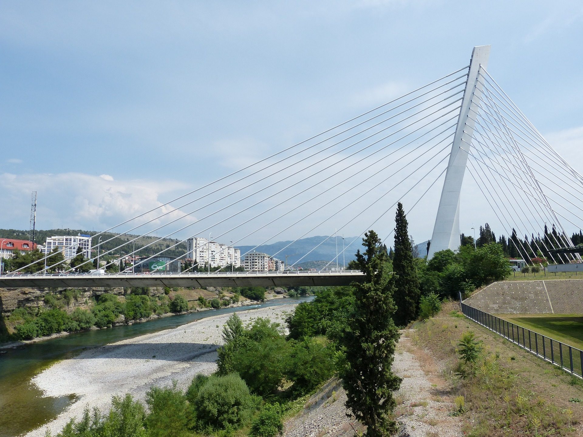 Widok na miasto Podgorica w Czarnogórze z lotu ptaka.