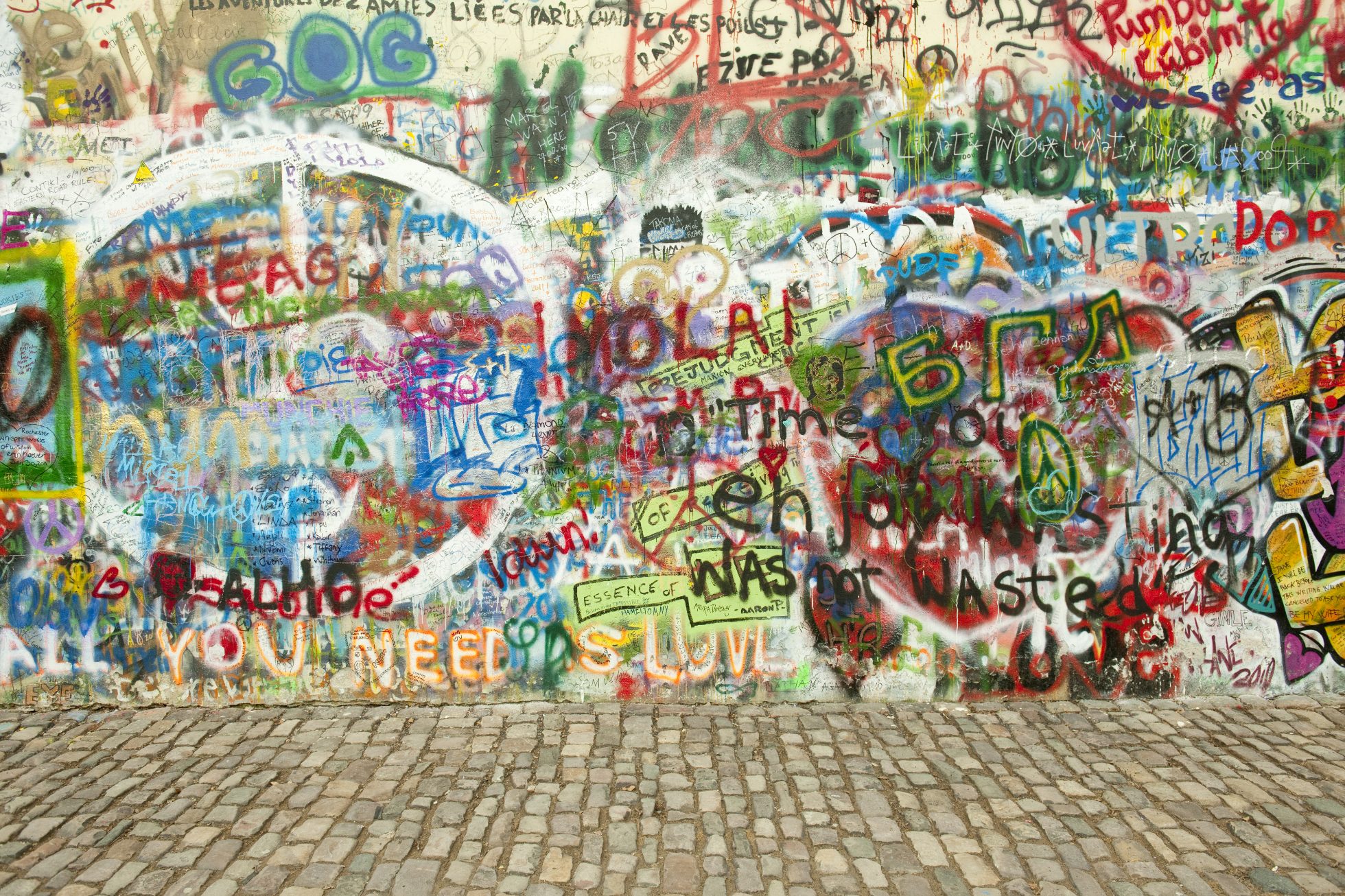 Graffiti wzdłuż Ściany Johna Lennona, Mała Strana