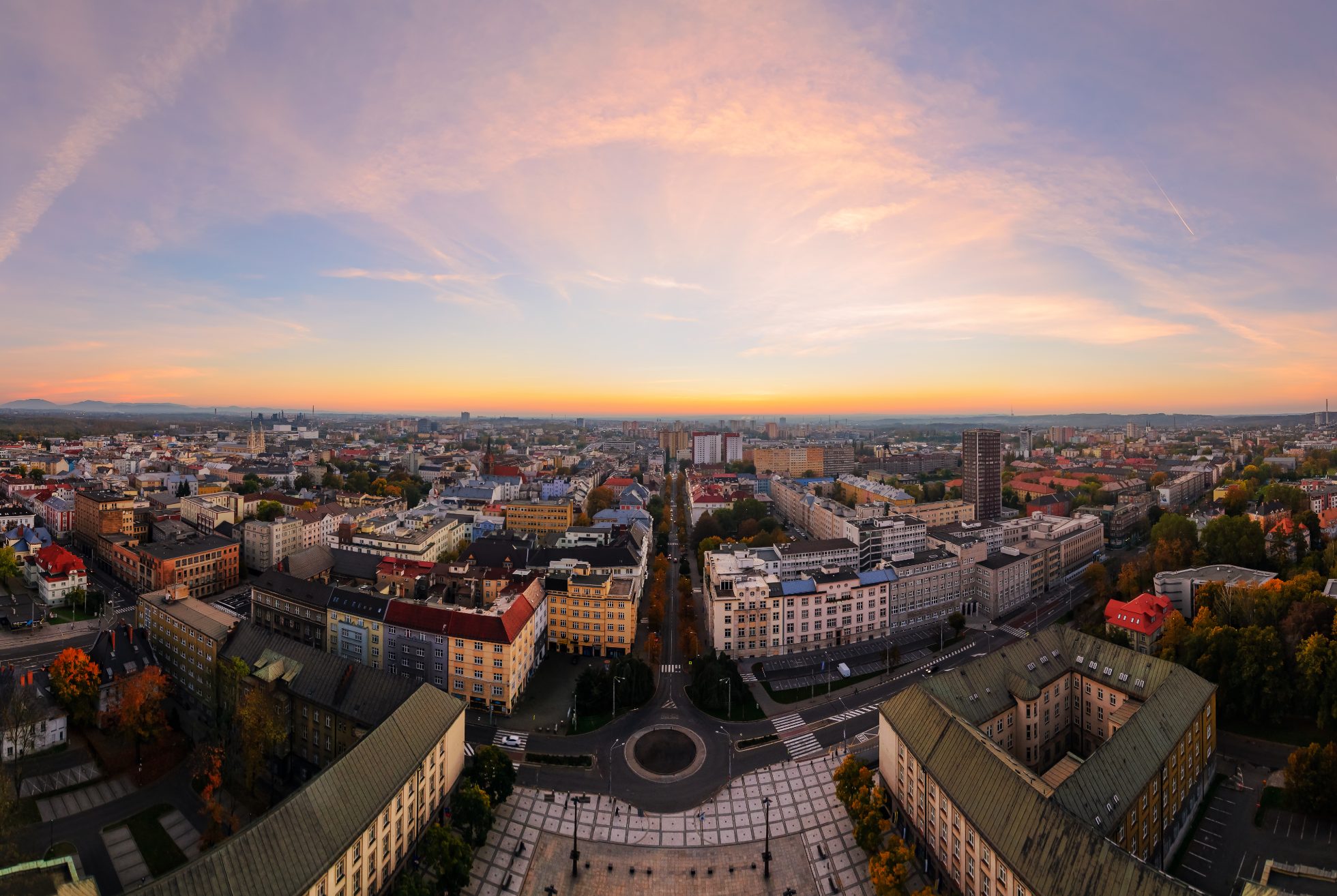 Panorama miasta Ostrawa z lotu ptaka. Widoczne budynki, ulice i tereny zielone. Szara pogoda.