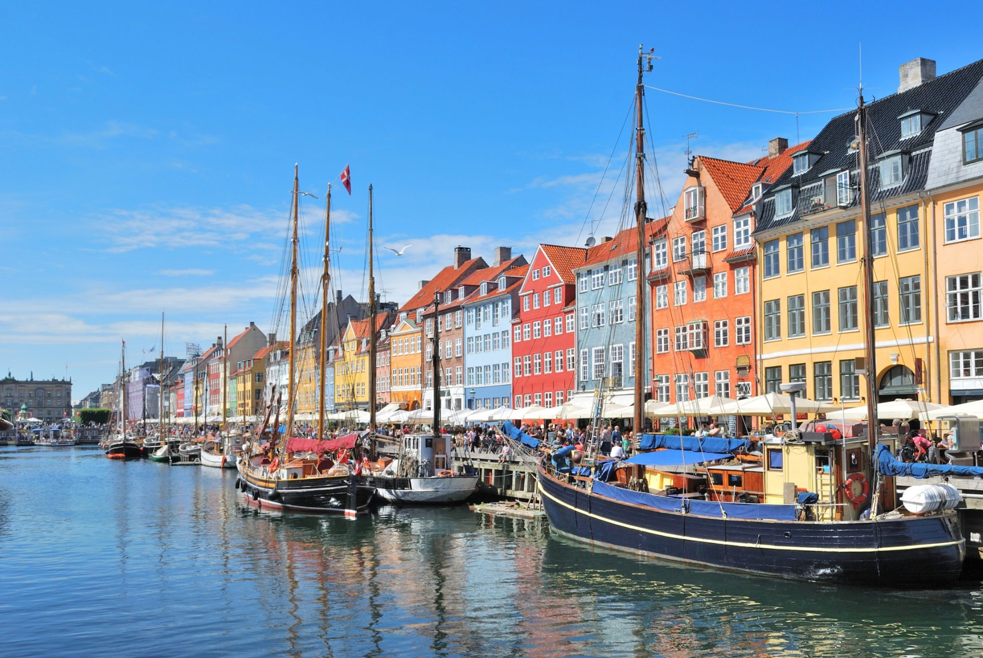 Arquitectura pintoresca en Copenhada desde una perspectiva del agua