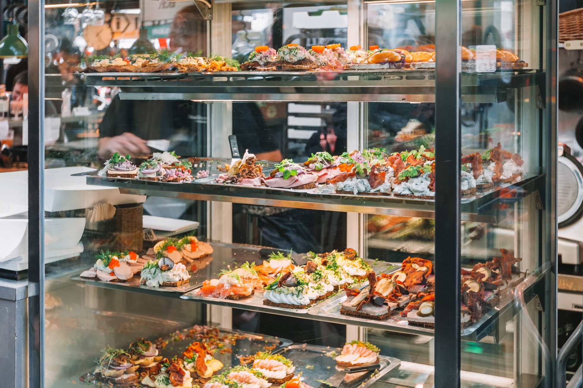 Kanapka smørrebrød na tle kopenhaskiej architektury.