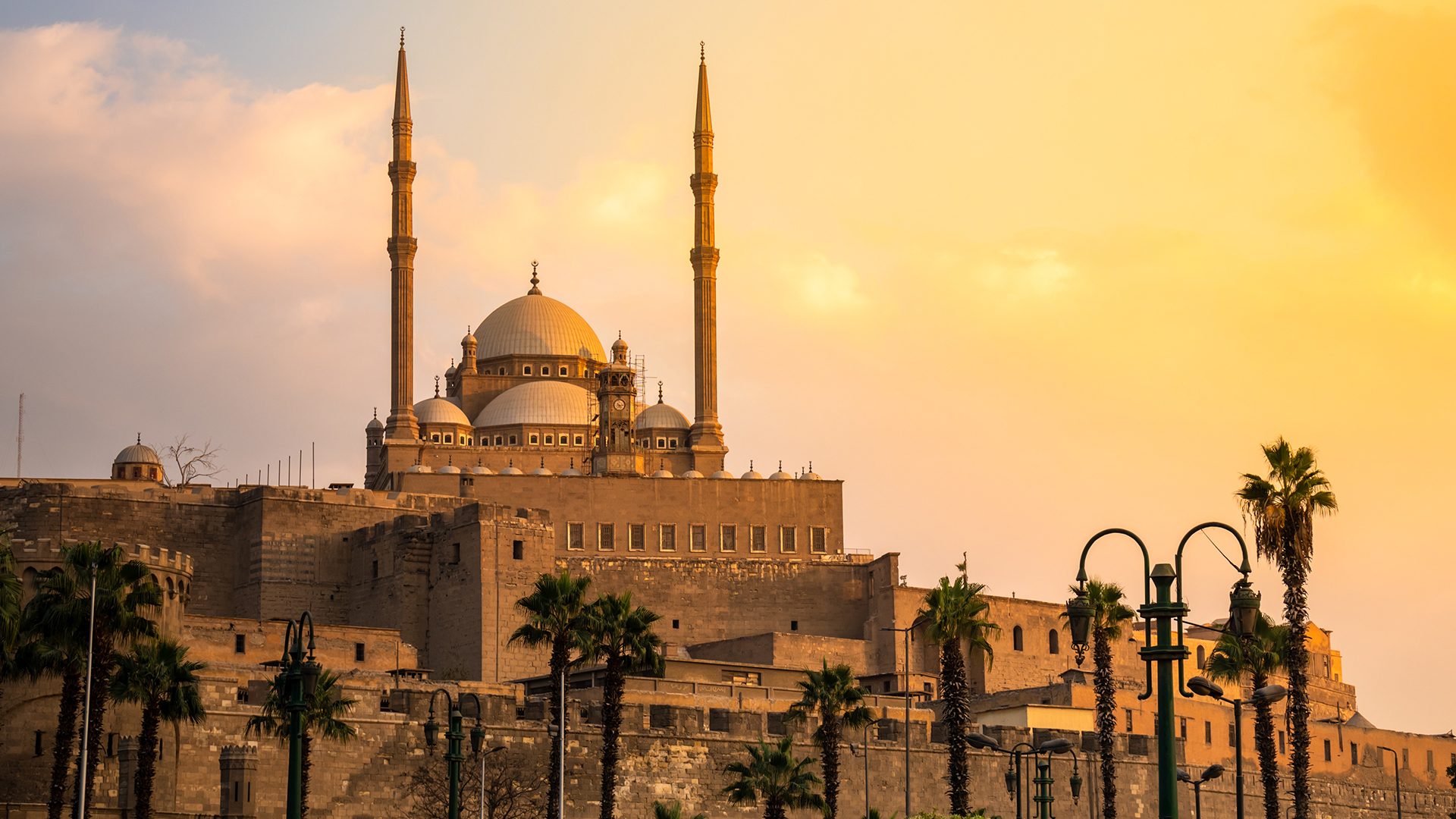 Meczet w Kairze z minaretem na tle nieba.