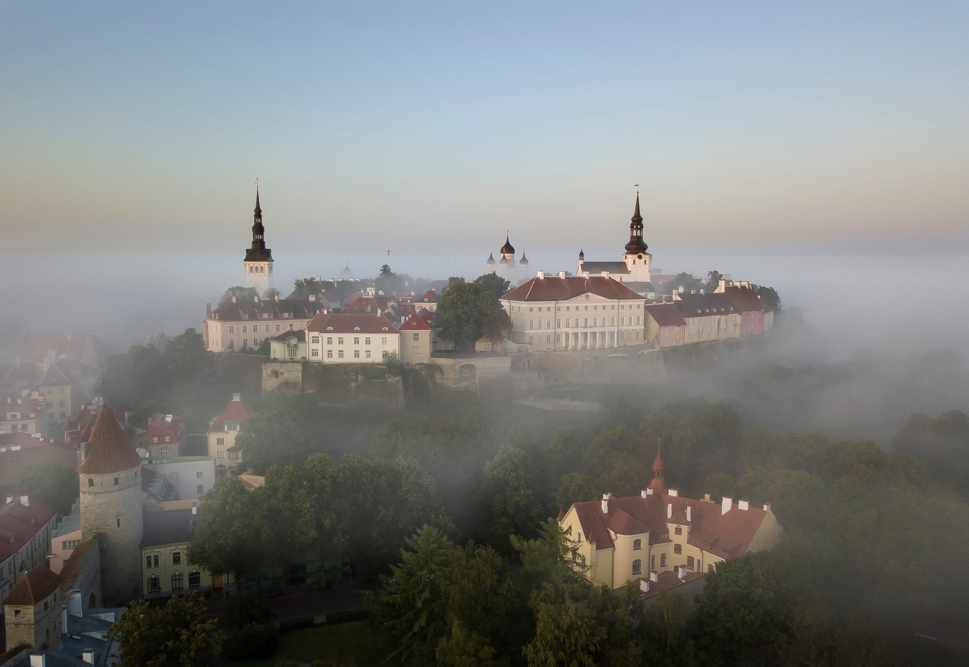 Zarezerwuj loty do Tallinna i obejrzyj przepiękną panoramę miasta o zachodzie słońca