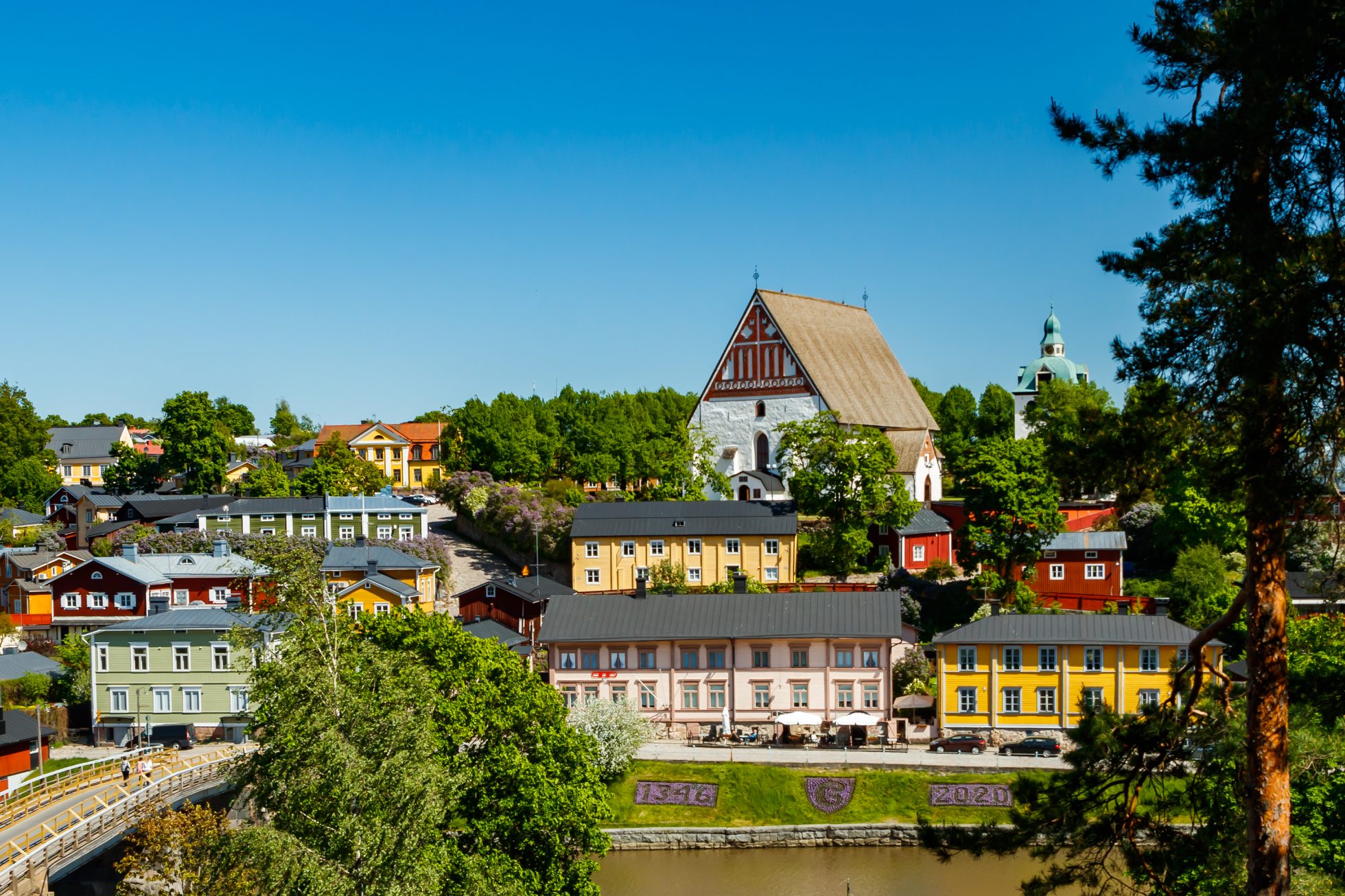 Piękny panoramiczny widok na katedrę w Porvoo i stare miasto Porvoo