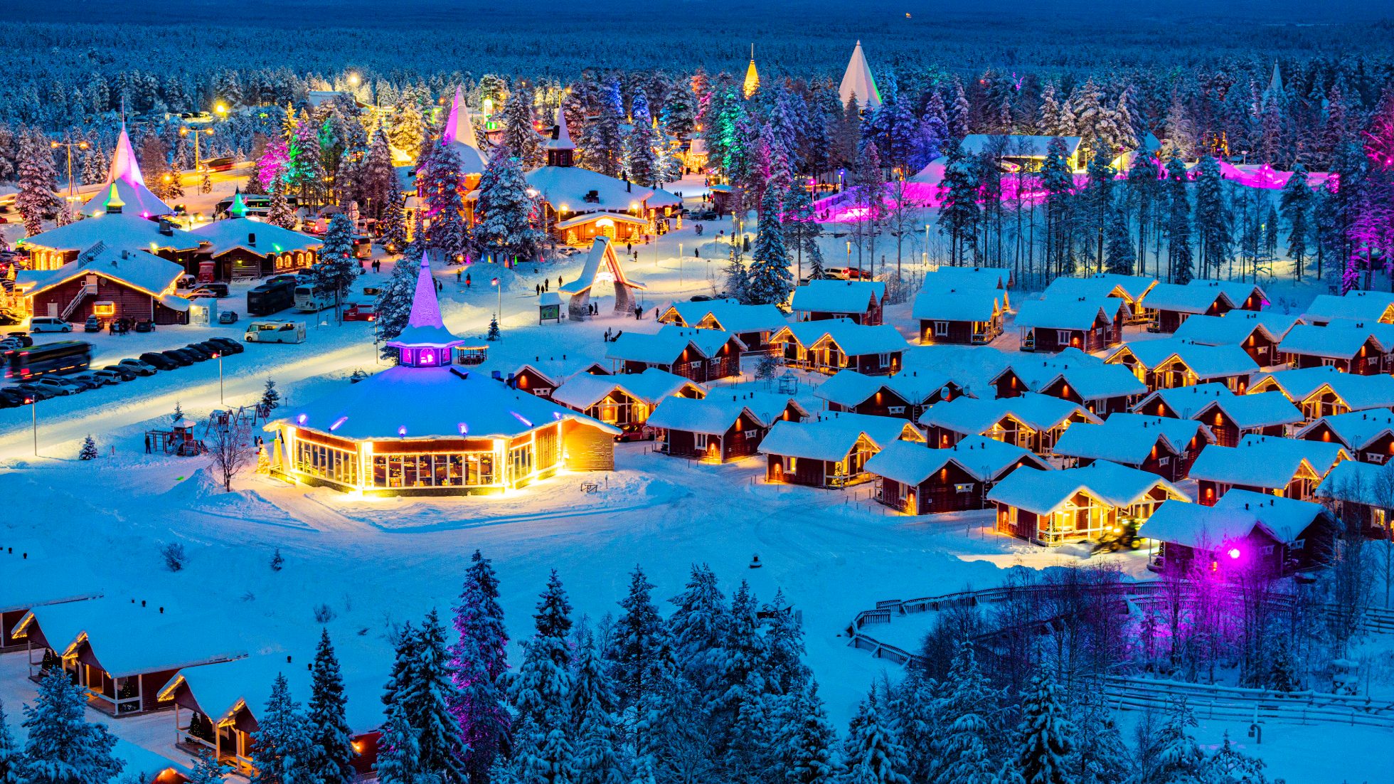 Park rozrywki Wioska Świętego Mikołaja i jarmarki bożonarodzeniowe pokryte śniegiem o zmierzchu, Rovaniemi, Laponia, Finlandia