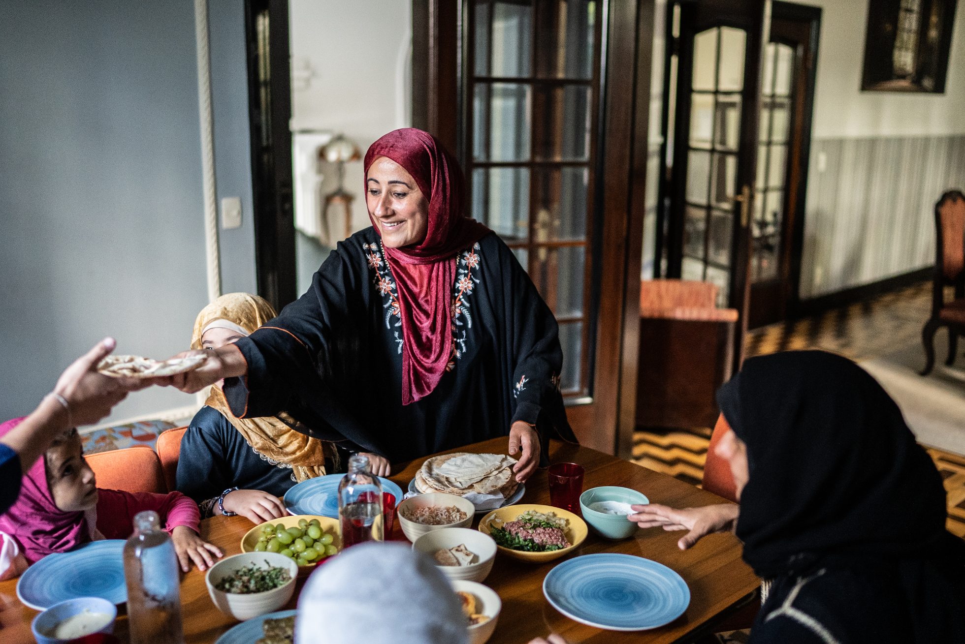 Obrazek przedstawia arabskie jedzenie podczas rodzinnego obiadu.