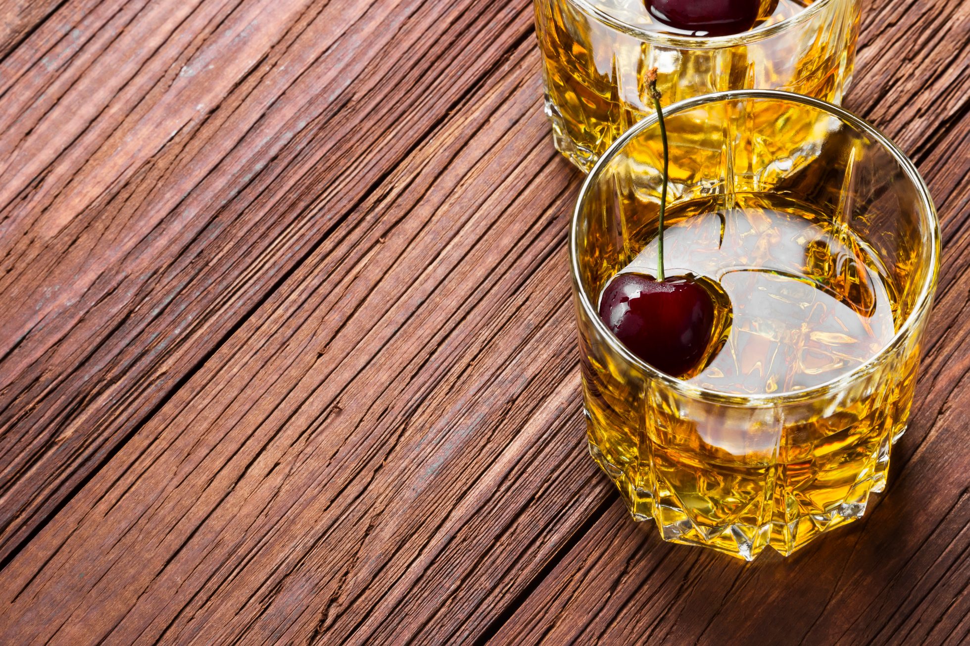 Szklanka do alkoholu ozdobiona wiśnią