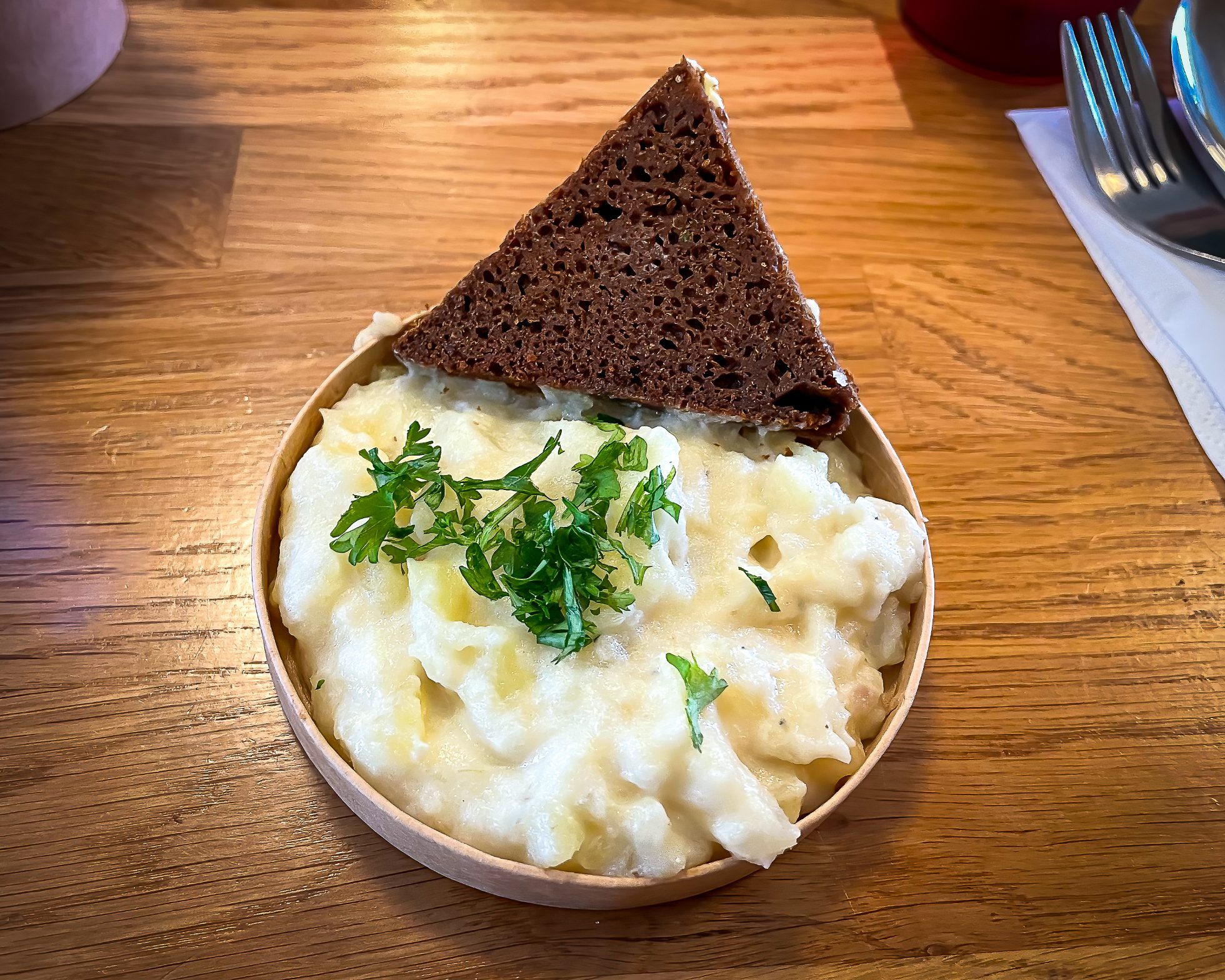 Pureed fish - Plokkfiskur: Ziemniaki i ryby w postaci puree, tradycyjna islandzka potrawa, często podawana z sosem.