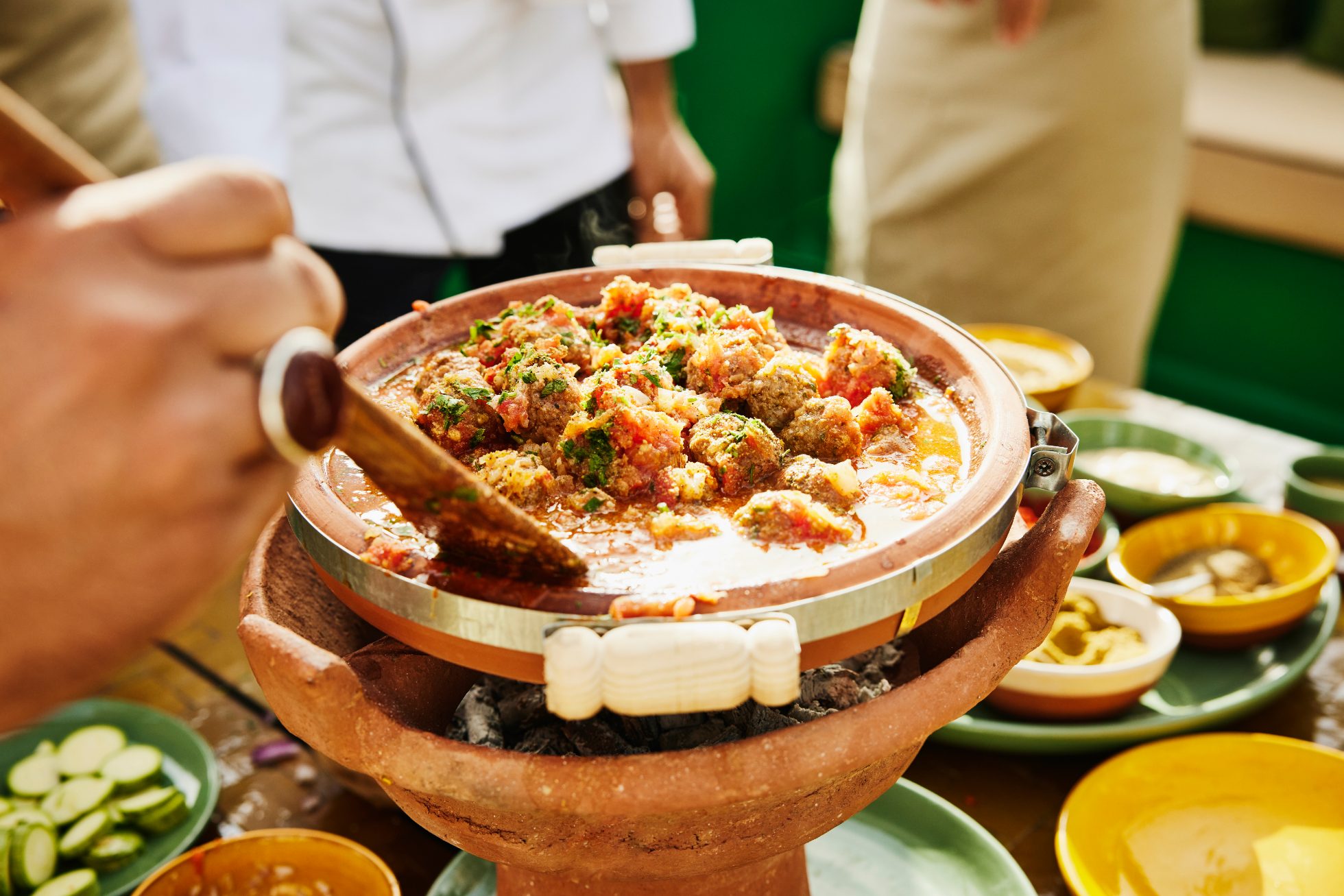 mężczyzna mieszający tajine
