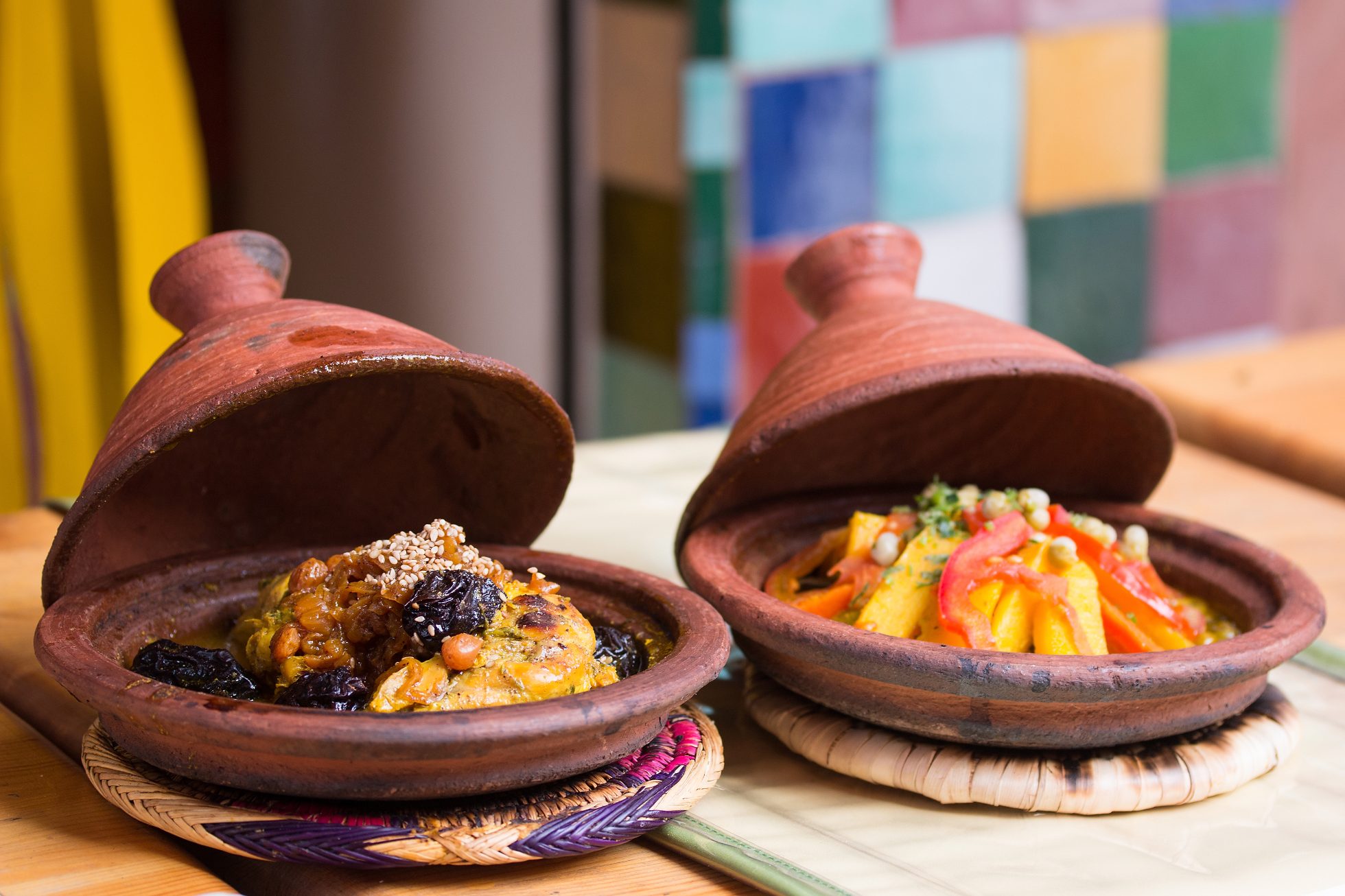 Tajine z kurczaka z suszonymi owocami - śliwkami i orzechami. Tradycyjna marokańska potrawa w ceramicznym naczyniu tajine.