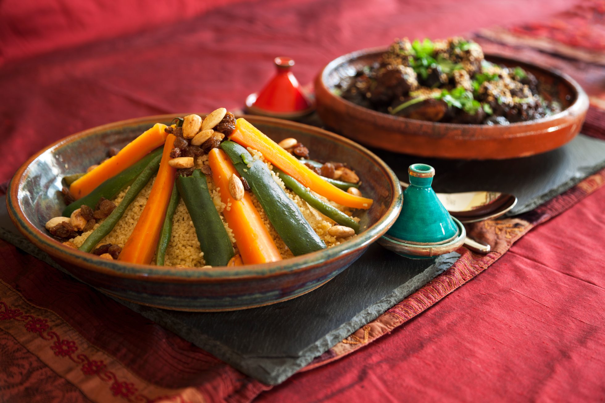 Warzywny kuskus i mięsny tajine.