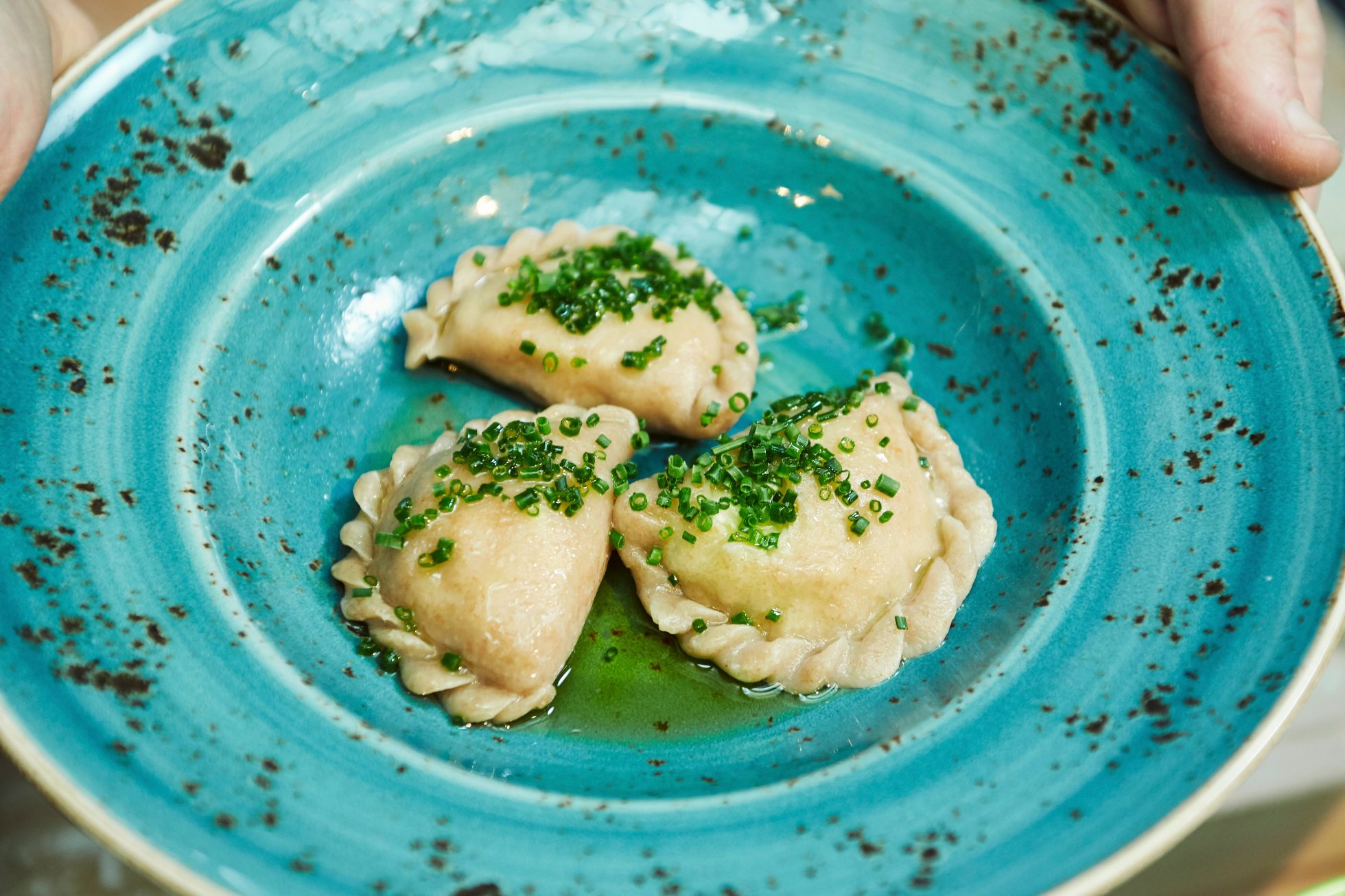 austriackie ravioli nadziewane twarogiem i ziemniakami ze szczypiorkiem na talerzu, kuchnia austriacka