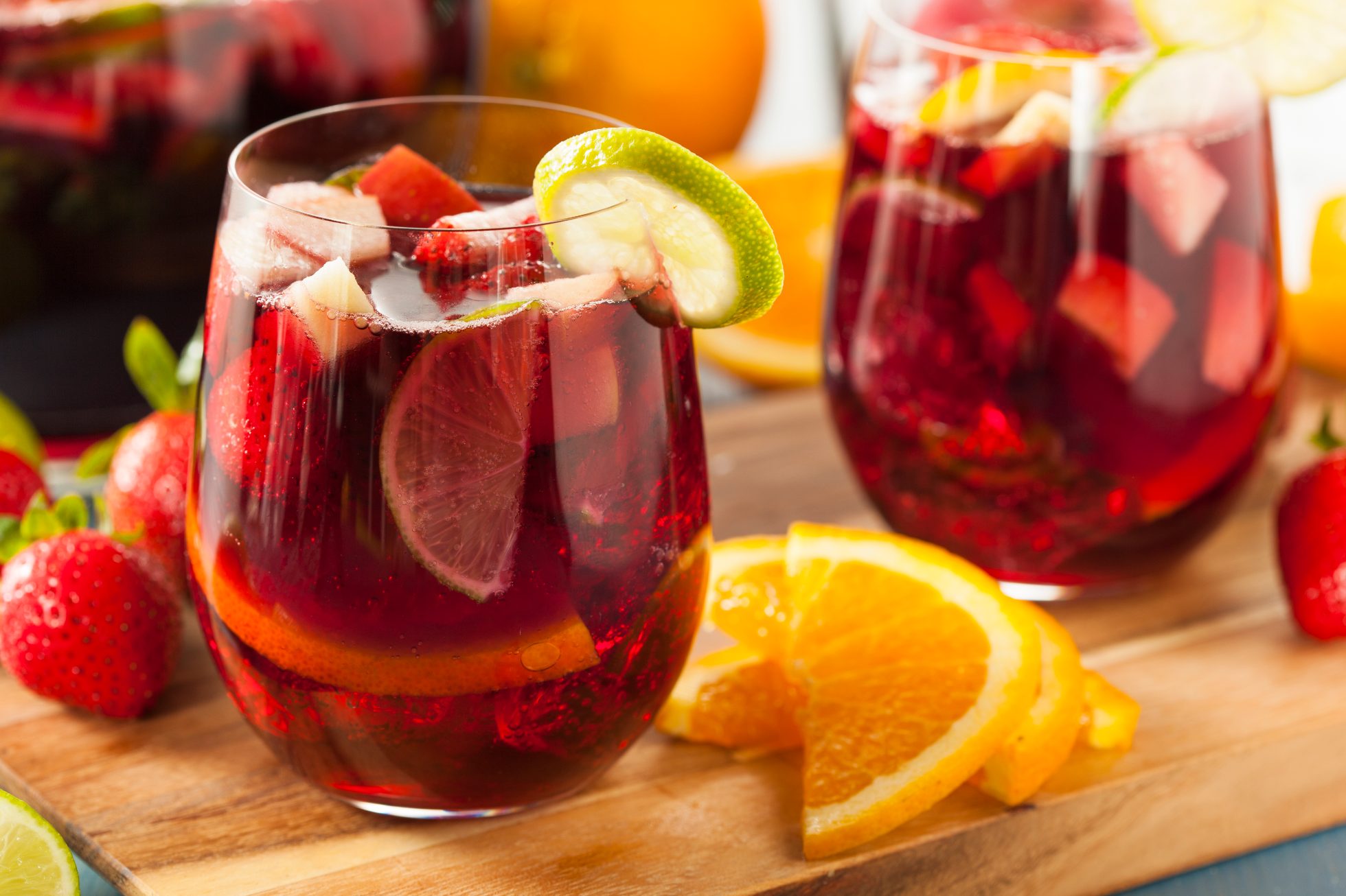 Pyszna domowa czerwona sangria z limonkami, pomarańczami i jabłkami