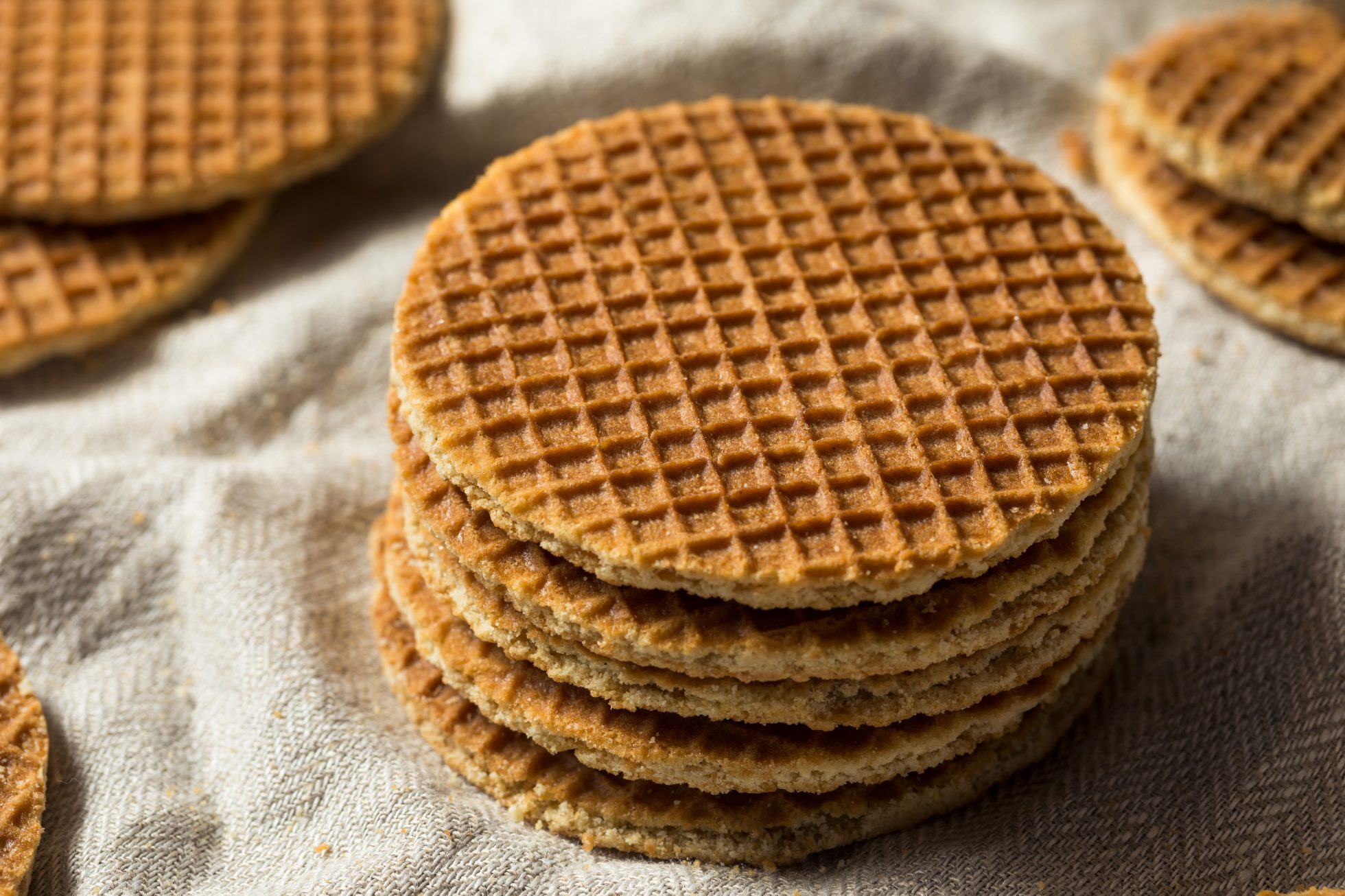 Domowe holenderskie stroopwafle z miodem gotowe do jedzenia