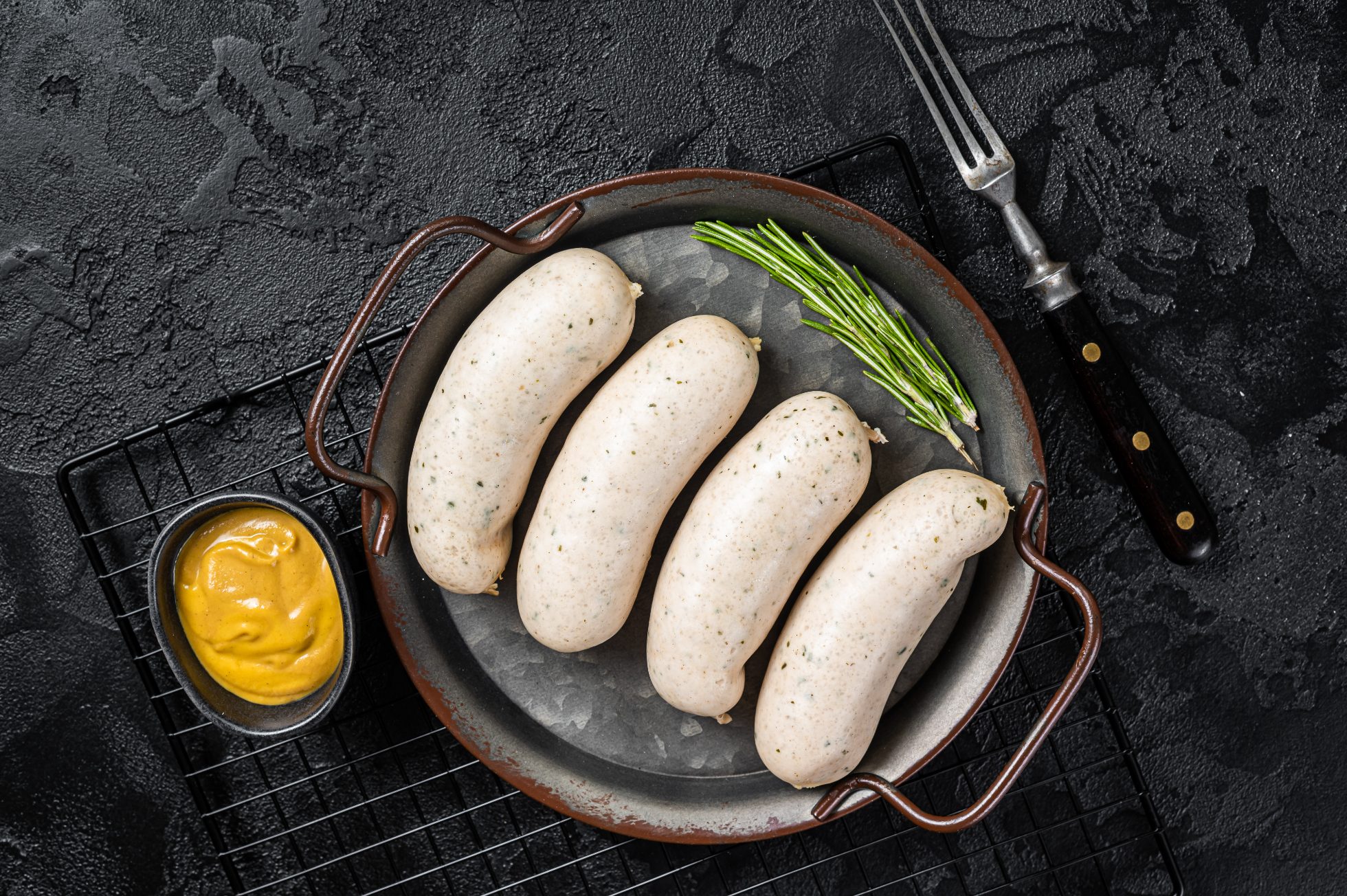 Kiełbasa niemiecka weisswurst na talerzu.